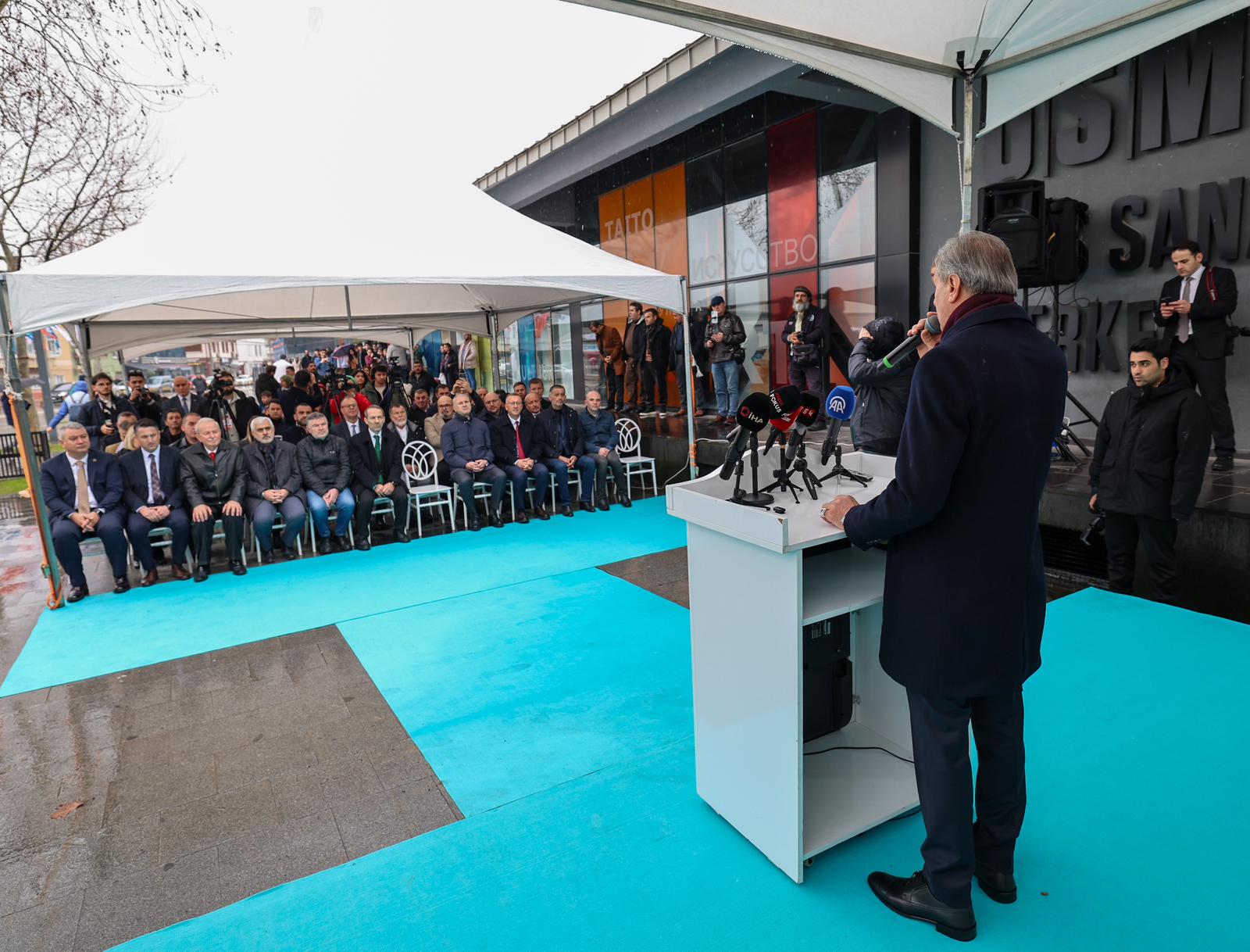Sakarya'da çocukların 'ufkuna' ışık olacak edebiyat fuarı başladı: İlk günden binlerce misafir akın etti...