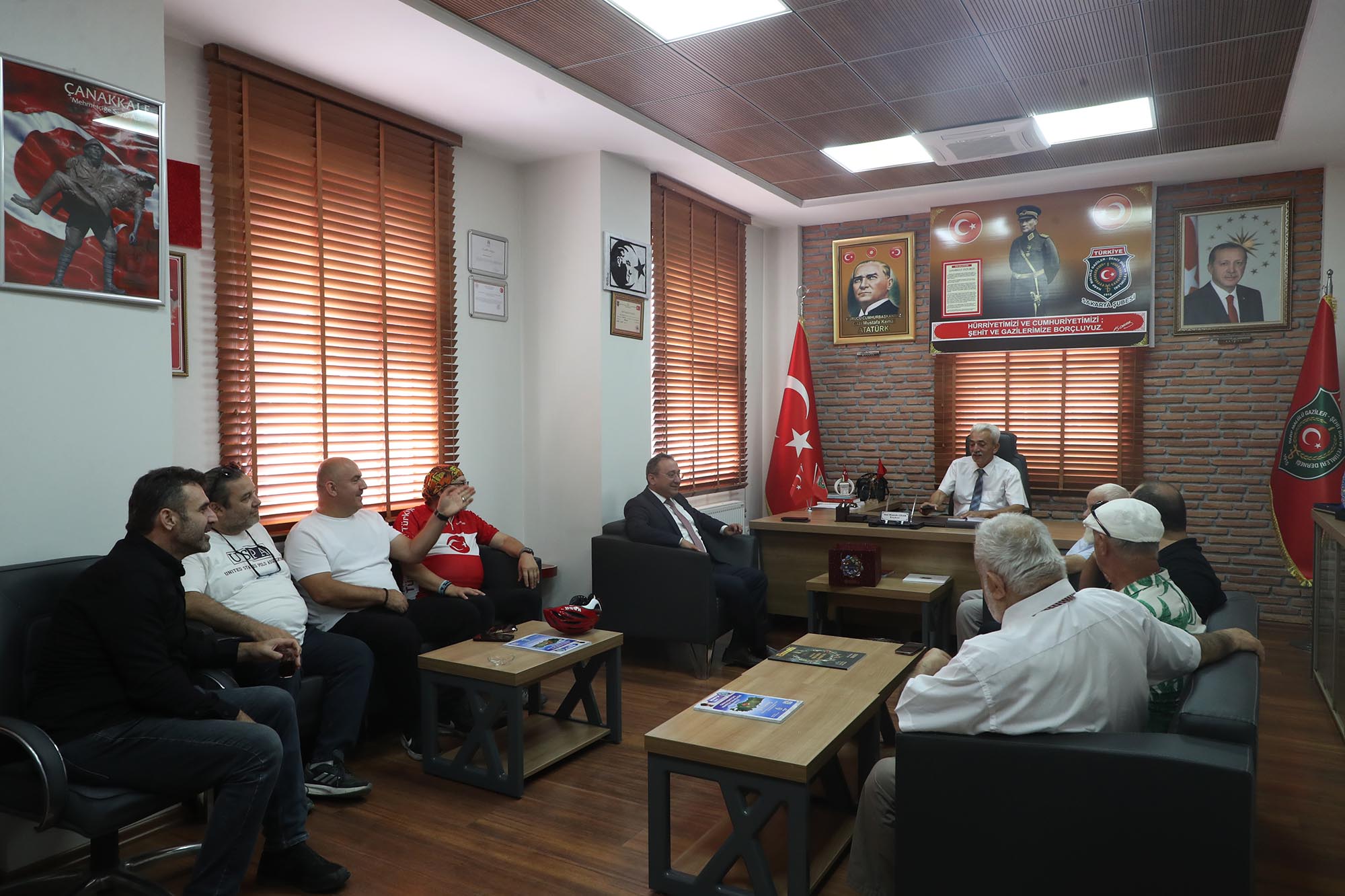 Büyükşehir kahraman gazileri unutmadı: Şanlı Türk Bayrağı hediyesiyle vefa örneği