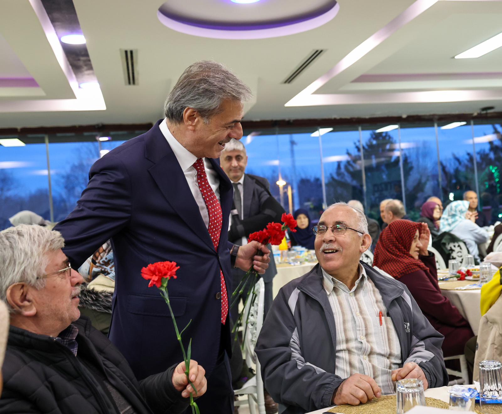 “Başımızın tacı büyüklerimizi asla yalnız bırakmayacağız”