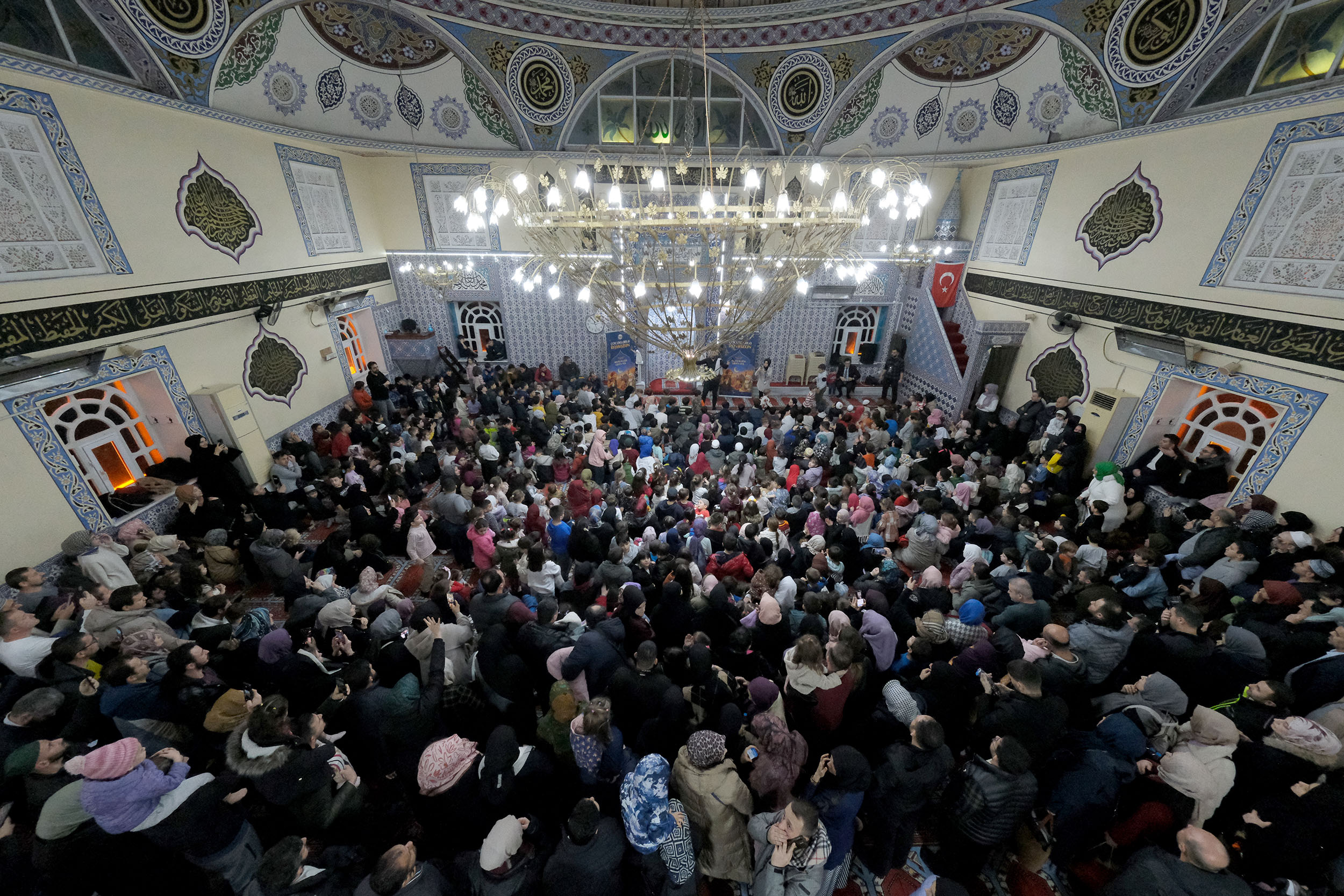 Çocuklarla Ramazan programı ilk haftasında 2 bin 500 çocuğa neşe saçtı