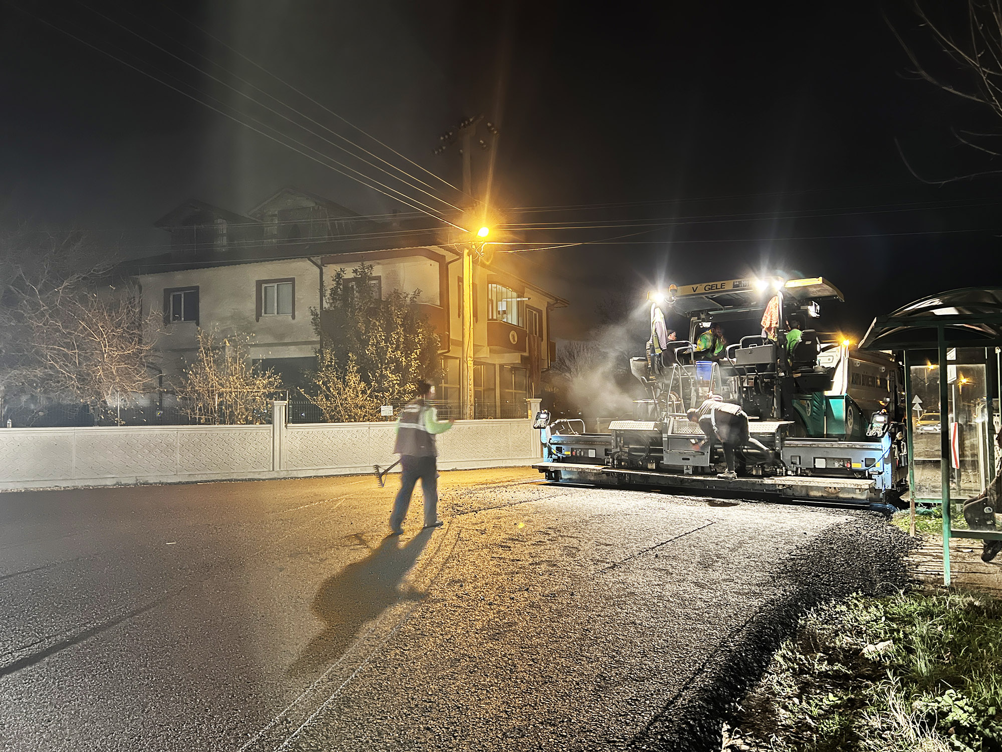 Büyükşehir gece mesaisinde. Asfaltlanmamış yol kalmayacak