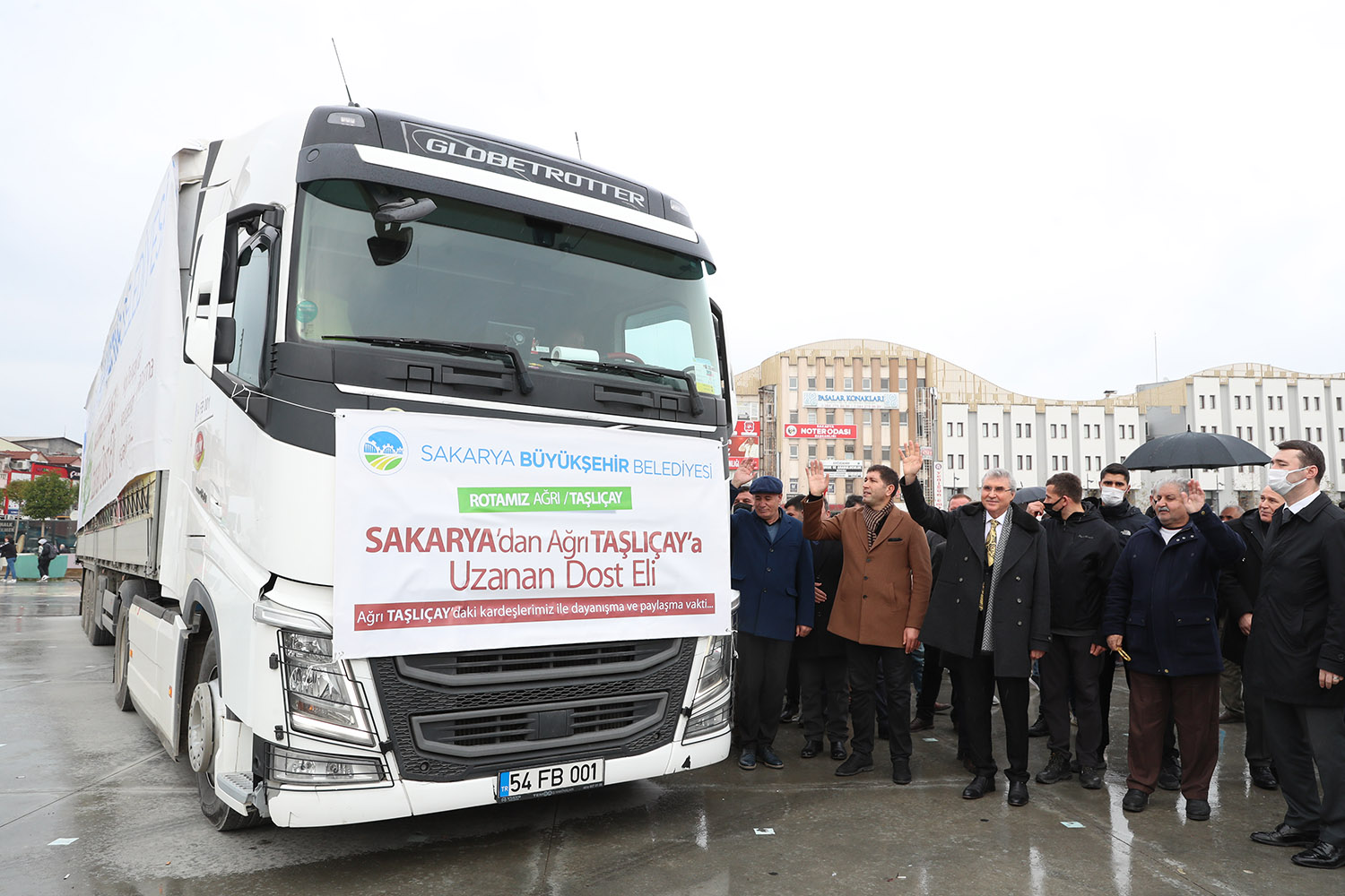 Büyükşehir ‘Kardeşlik Sınır Tanımaz’ dedi: Ağrı’ya yardım tırı gönderdi