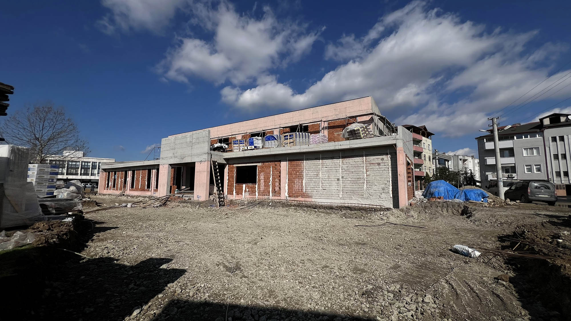 Arifiye’de binlerce genci heyecanlandıran ilerleyiş: Havuzun yaz sezonunda kapılarını açması hedefleniyor