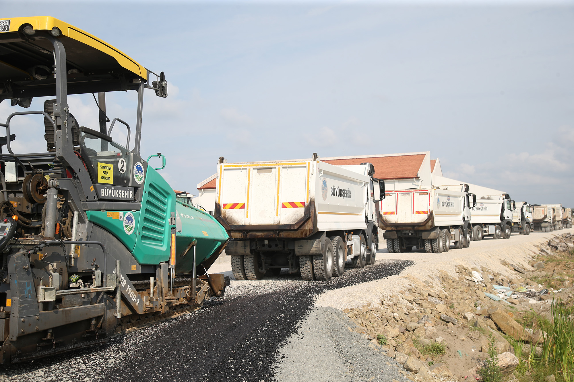 Büyükşehir asfalt ekipleri Karasu’da