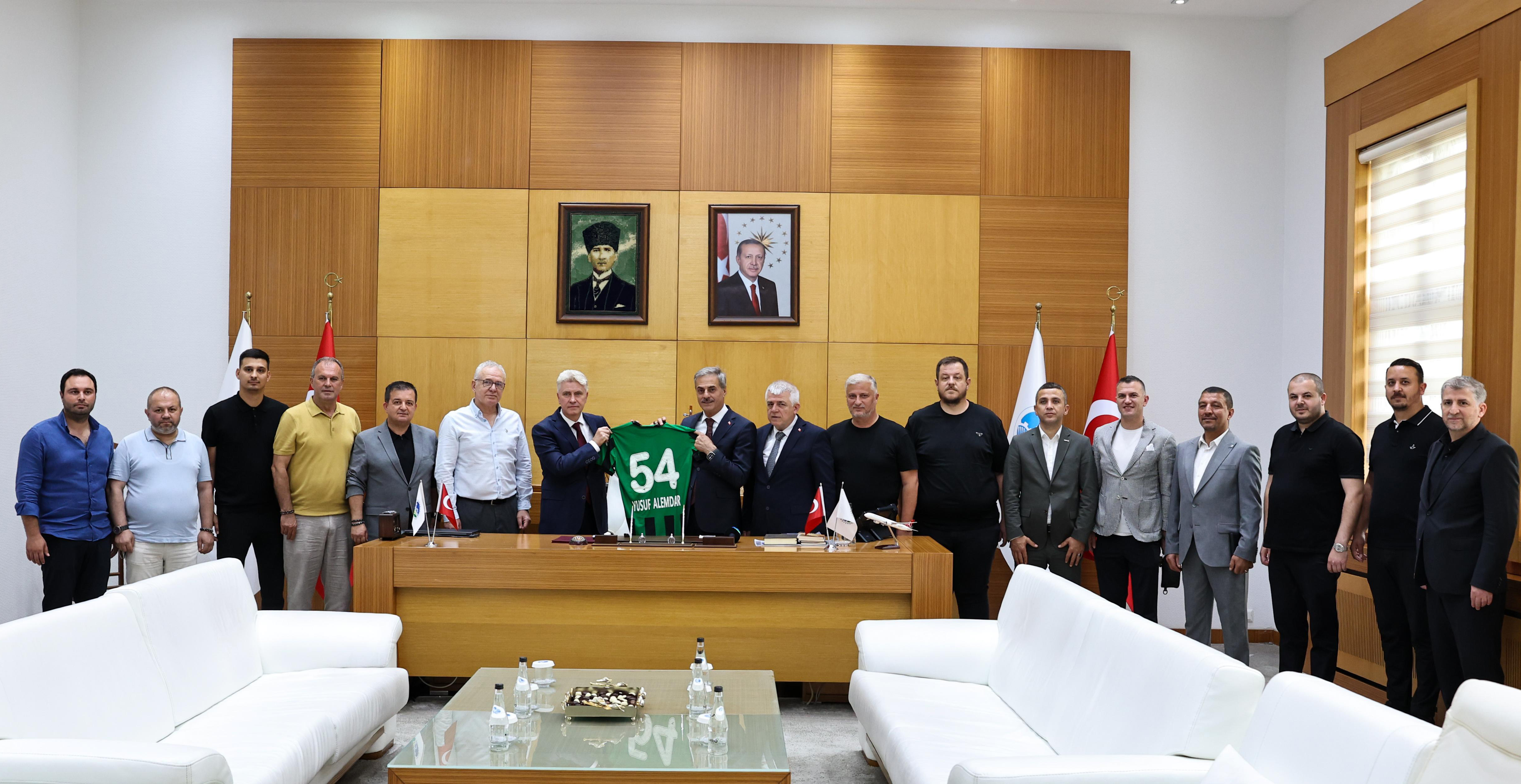 “Sakaryaspor yeniden şehrimize gurur yaşatacak başarılara imza atmalıdır”