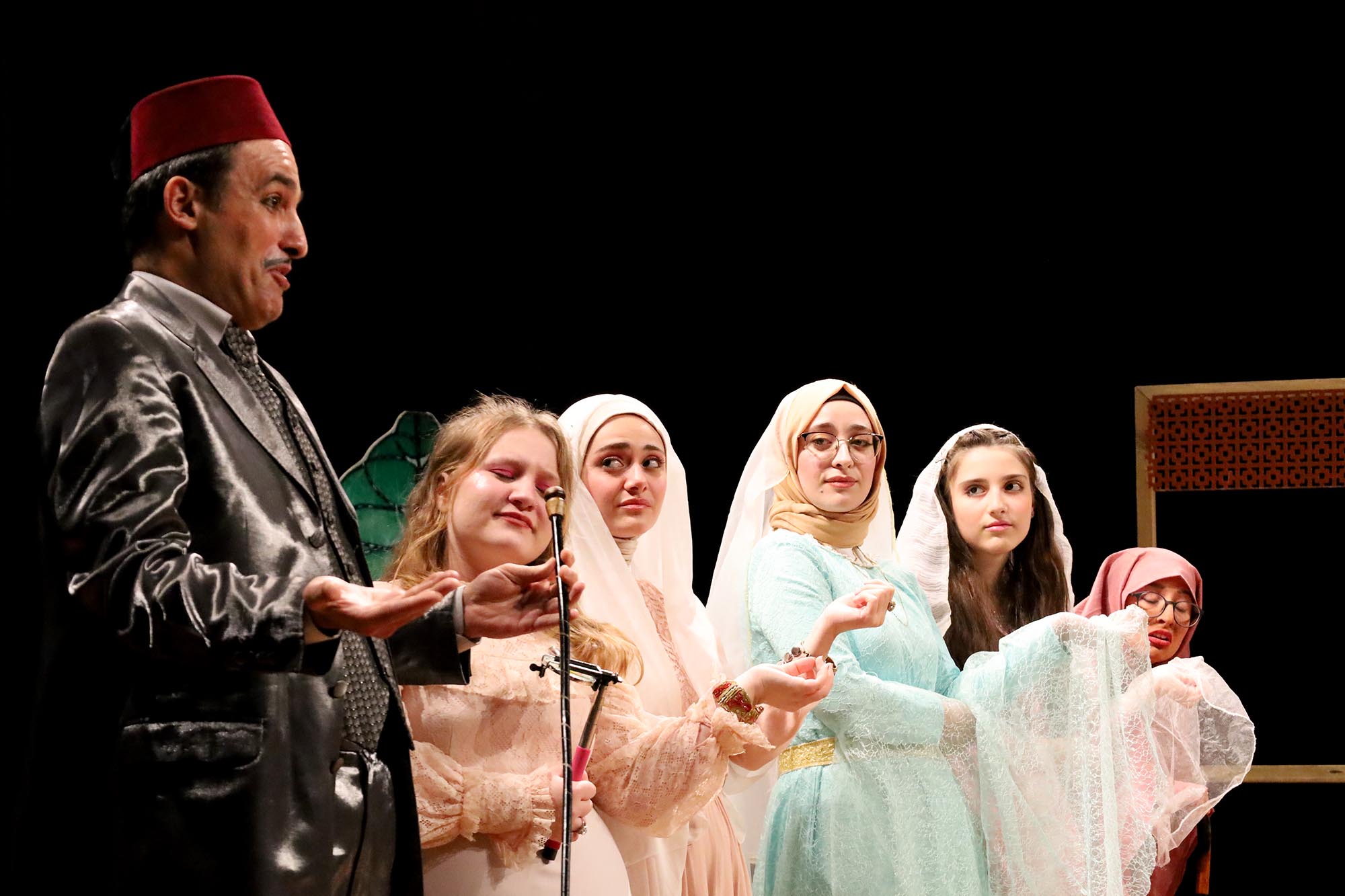 Genç tiyatrocuların sahnesi büyük beğeni topladı