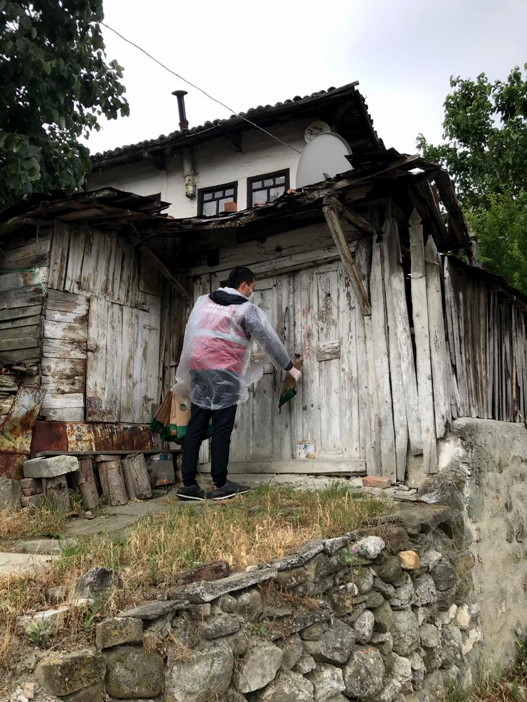 İlçelerde maske ve dezenfektan dağıtımı sürüyor