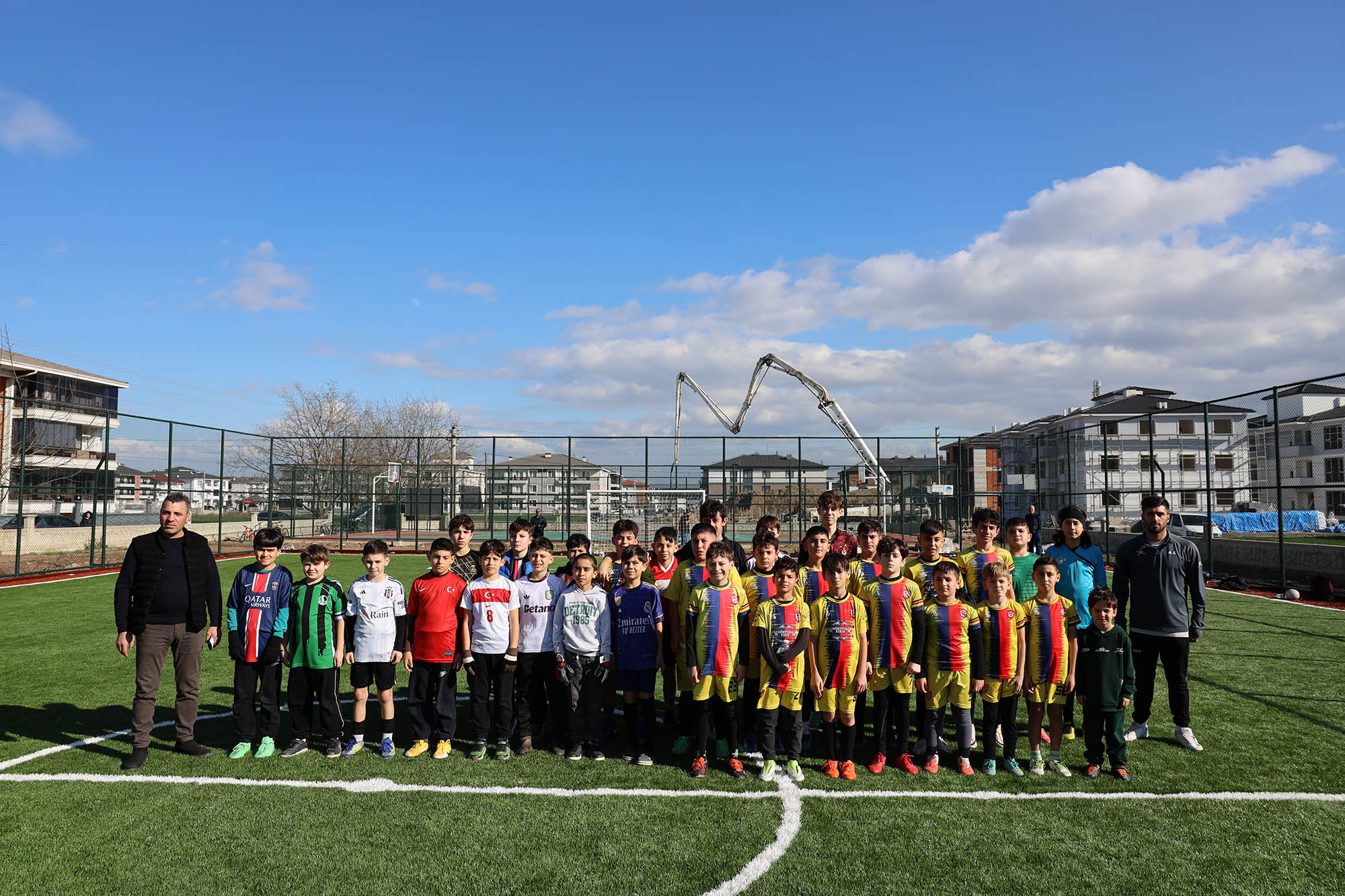 Futbol, basketbol, voleybol sahası Hanlıköy’de çocukların göz bebeği oldu