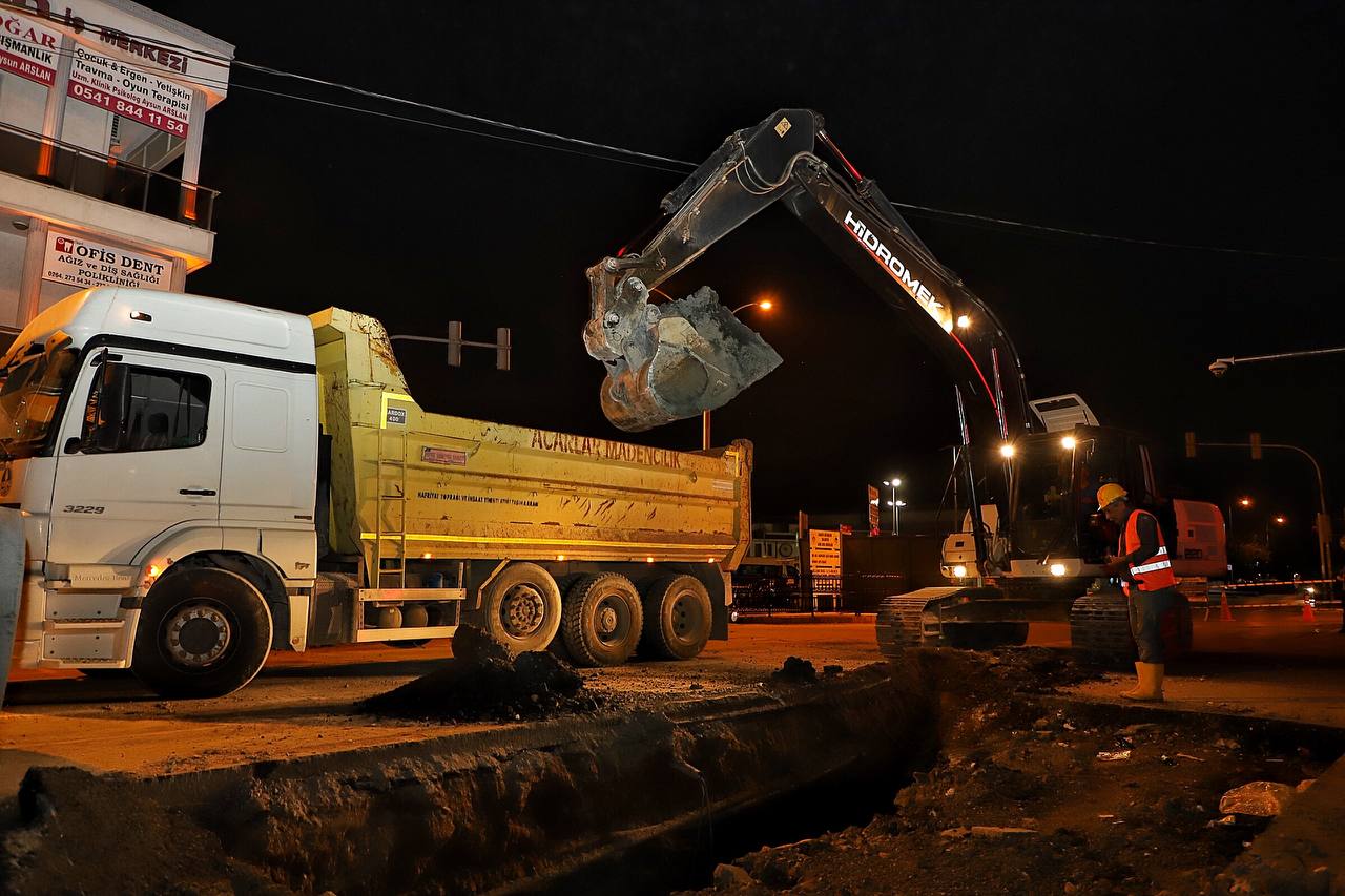 Büyükşehir’den şehrin kalbinde sürdürdüğü çalışmalara gece mesaisi