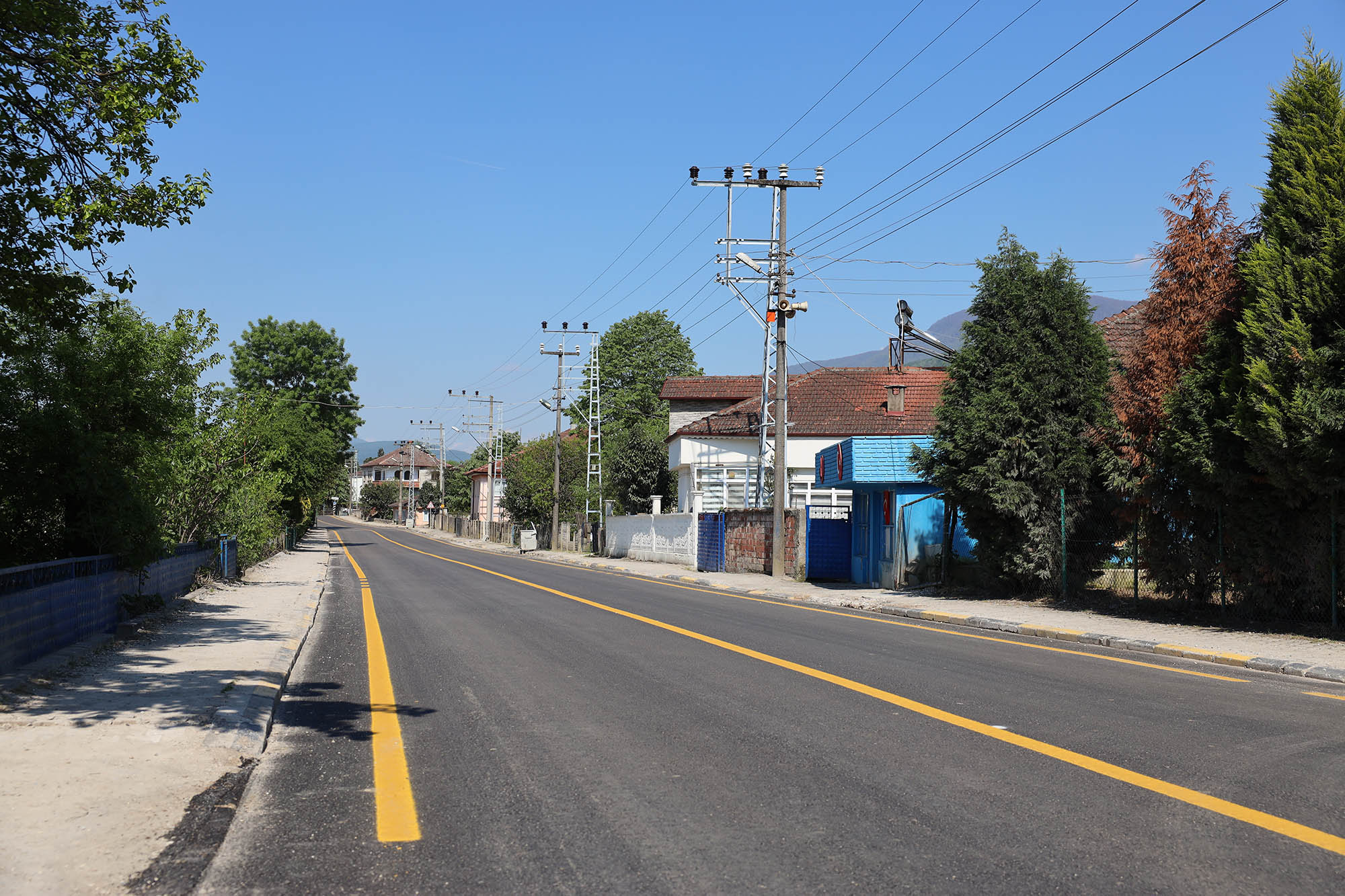 Akyazı’nın 3 mahallesi sıcak asfaltta buluştu: 8 kilometrelik güzergah sil baştan yenilendi