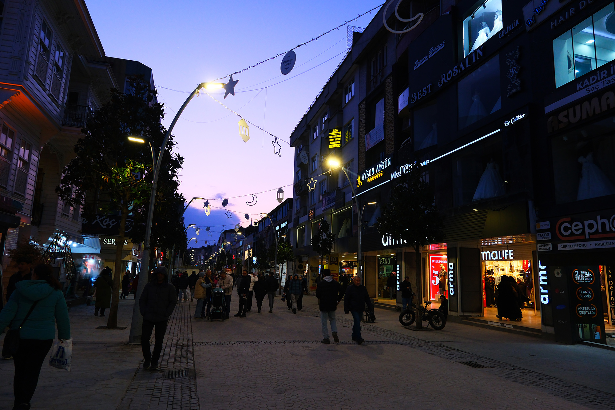 Çark Caddesi Ramazan kıyafetini giydi: Yıldız, ay ve hilal ile görsel şölen…