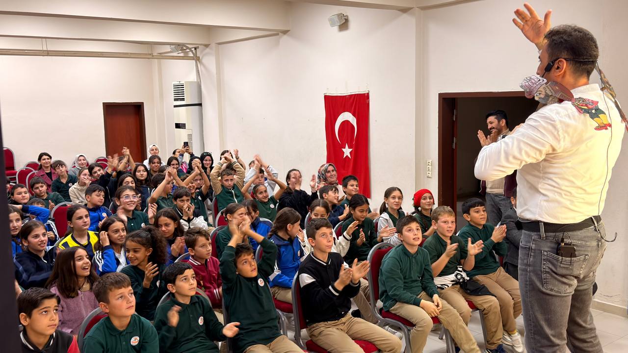 Minik öğrenciler “Bir Hikaye Bin Neşe” programıyla doyasıya eğlendi