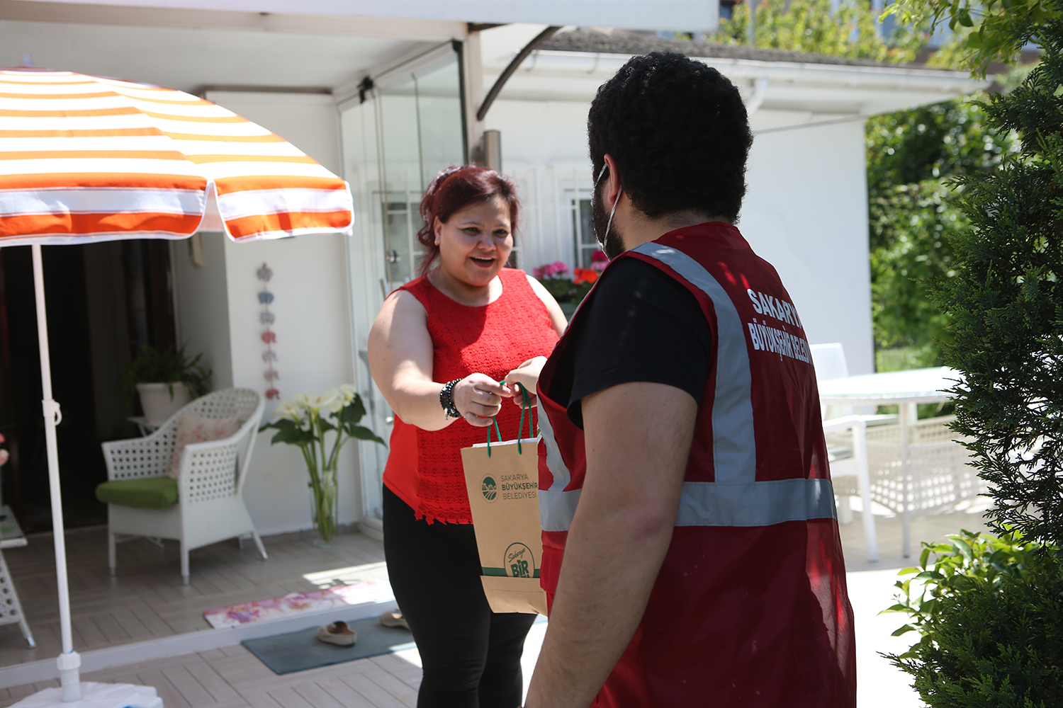 Maskeler evlere ulaşmaya devam ediyor