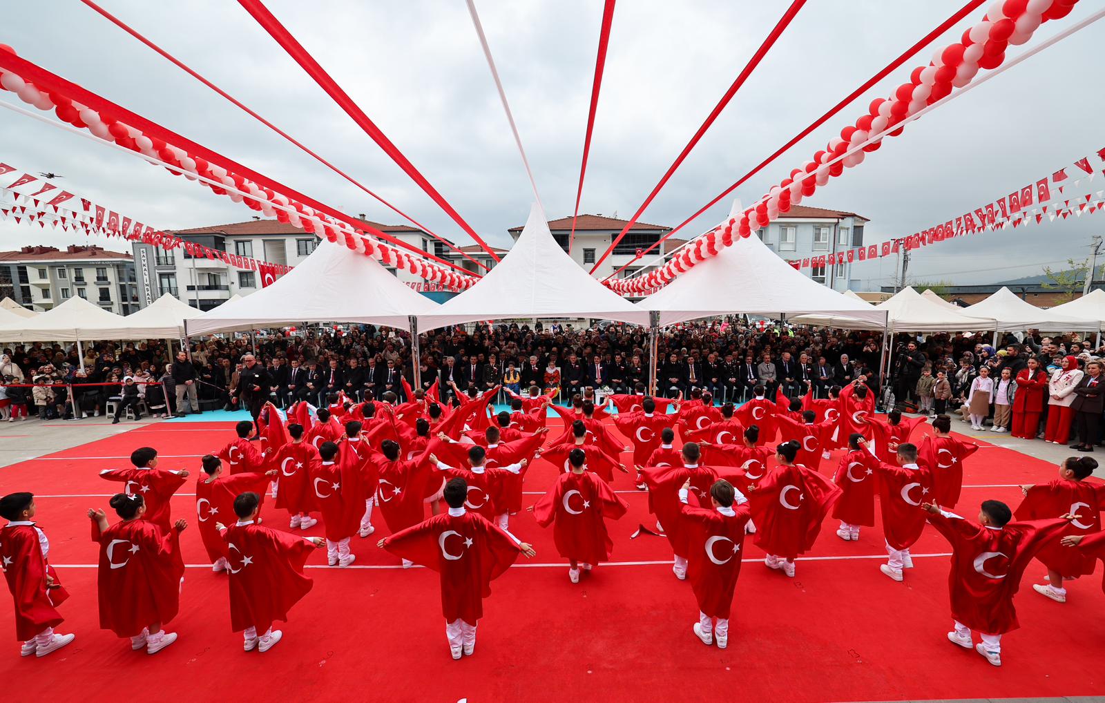 Alemdar miniklerin 23 Nisan coşkusuna ortak oldu: “Tüm çocuklarımızın bayramı kutlu olsun”