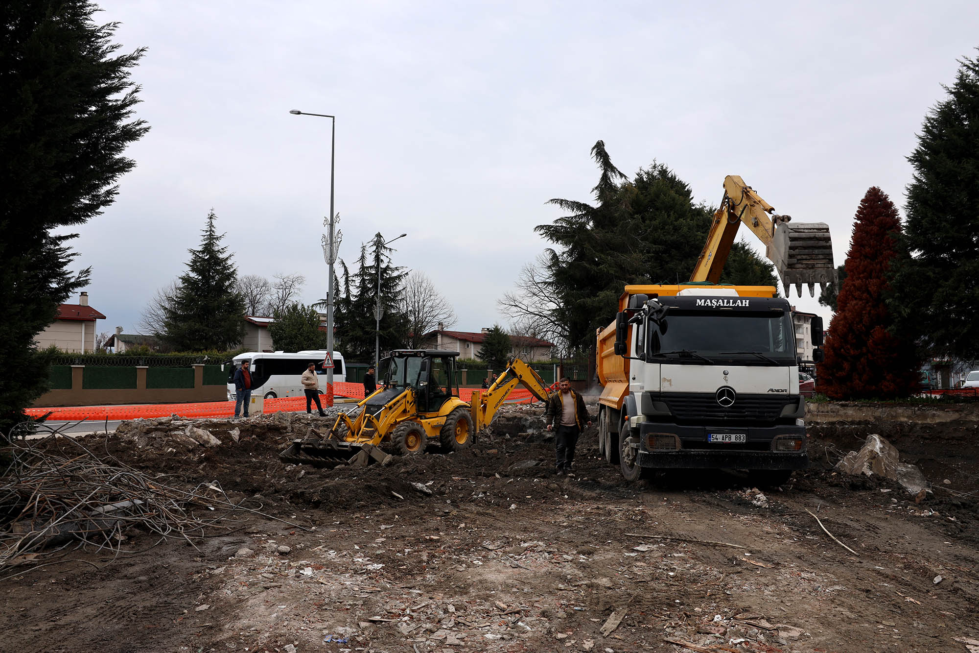 Gençlerin buluşma noktası olacak Sapanca Spor Salonu’nda çalışmalar başladı