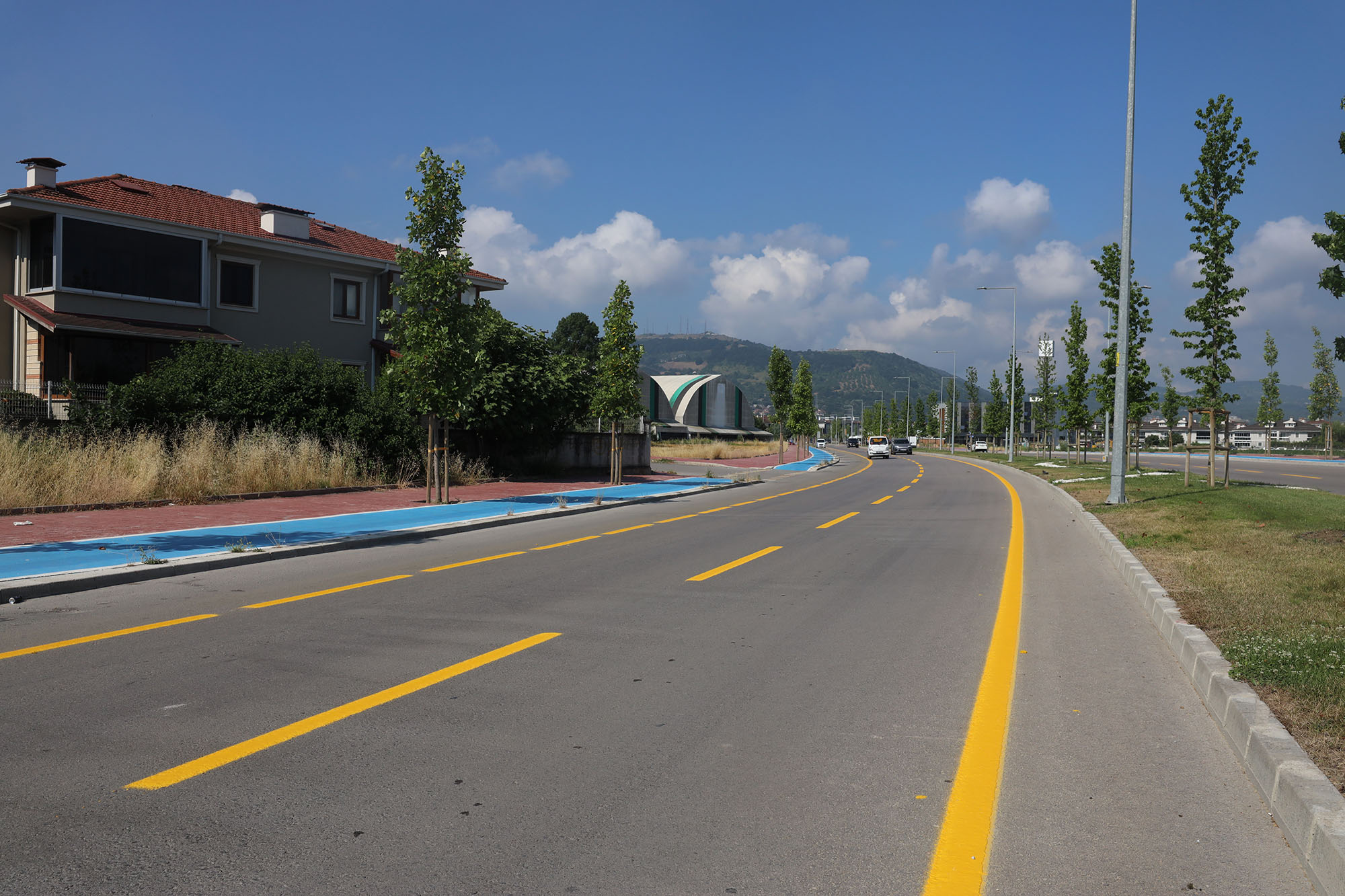 Büyükşehir, yol çizgilerini yenileyerek güvenli ulaşımı güçlendiriyor