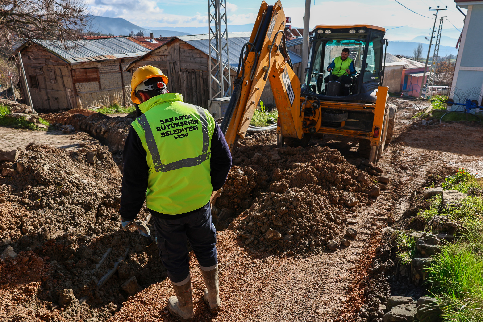 Merkeze 85 kilometre uzaklıktaki Taraklı Alballar’da altyapı dönüşümü başladı