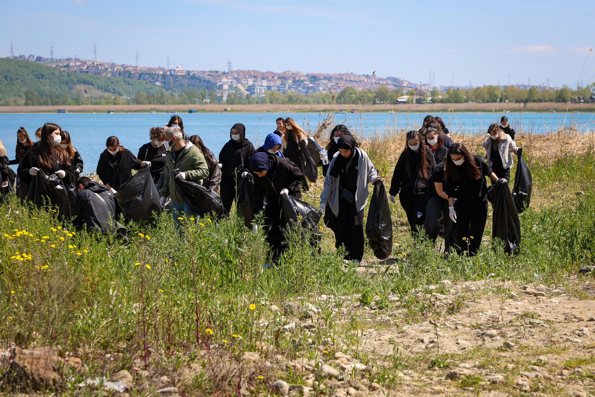 Göl havzasına bırakılan atıklar gönüllü öğrencilerin desteğiyle temizlendi