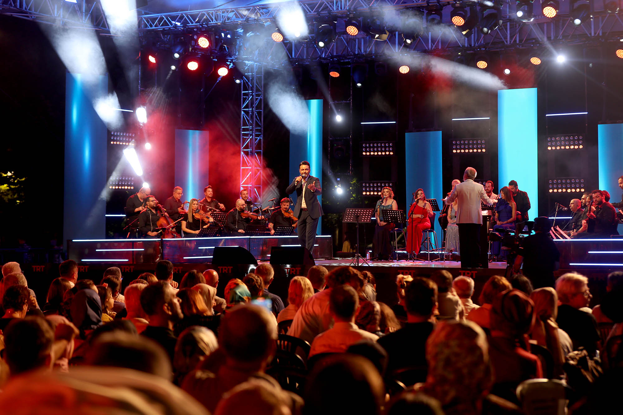 Yazın en büyük festivali şölen tadında başladı: Millet Bahçesi sahne ışıklarıyla aydınlandı