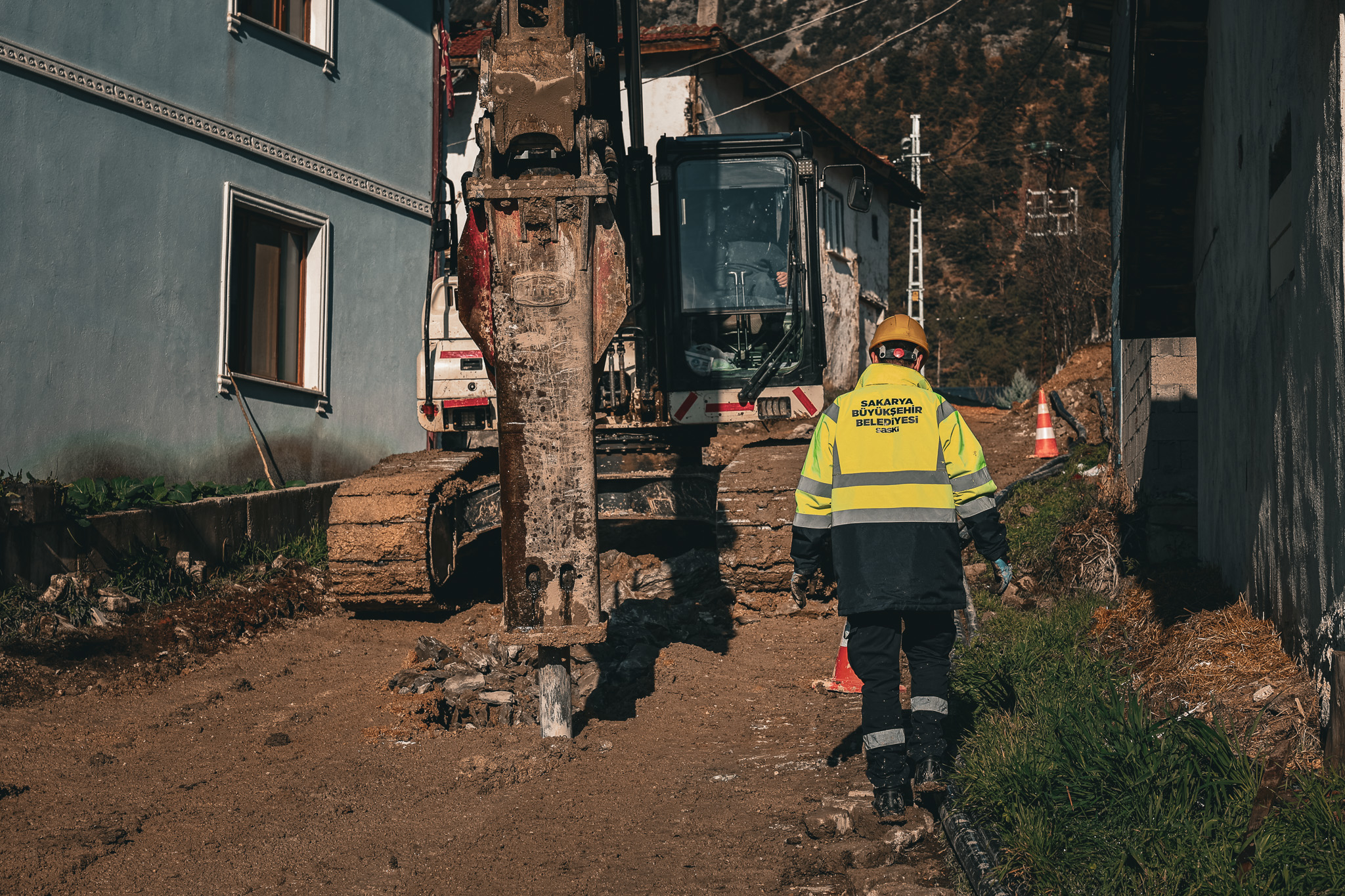 Merkeze 85 kilometre uzaklıktaki Taraklı Alballar’da altyapı dönüşümü başladı