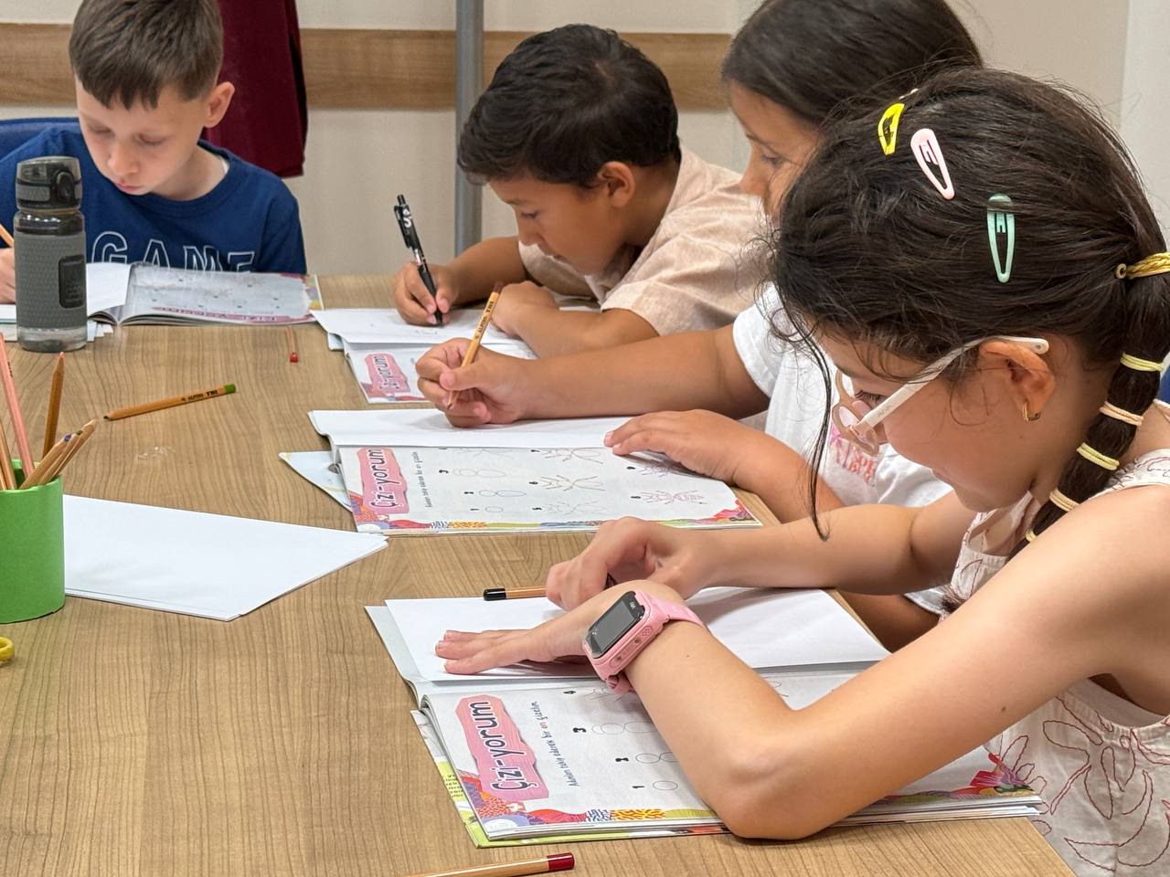 Genç Düşünürler Bilim Atölyesi’nde çocuklar bilimi deneyerek keşfetti