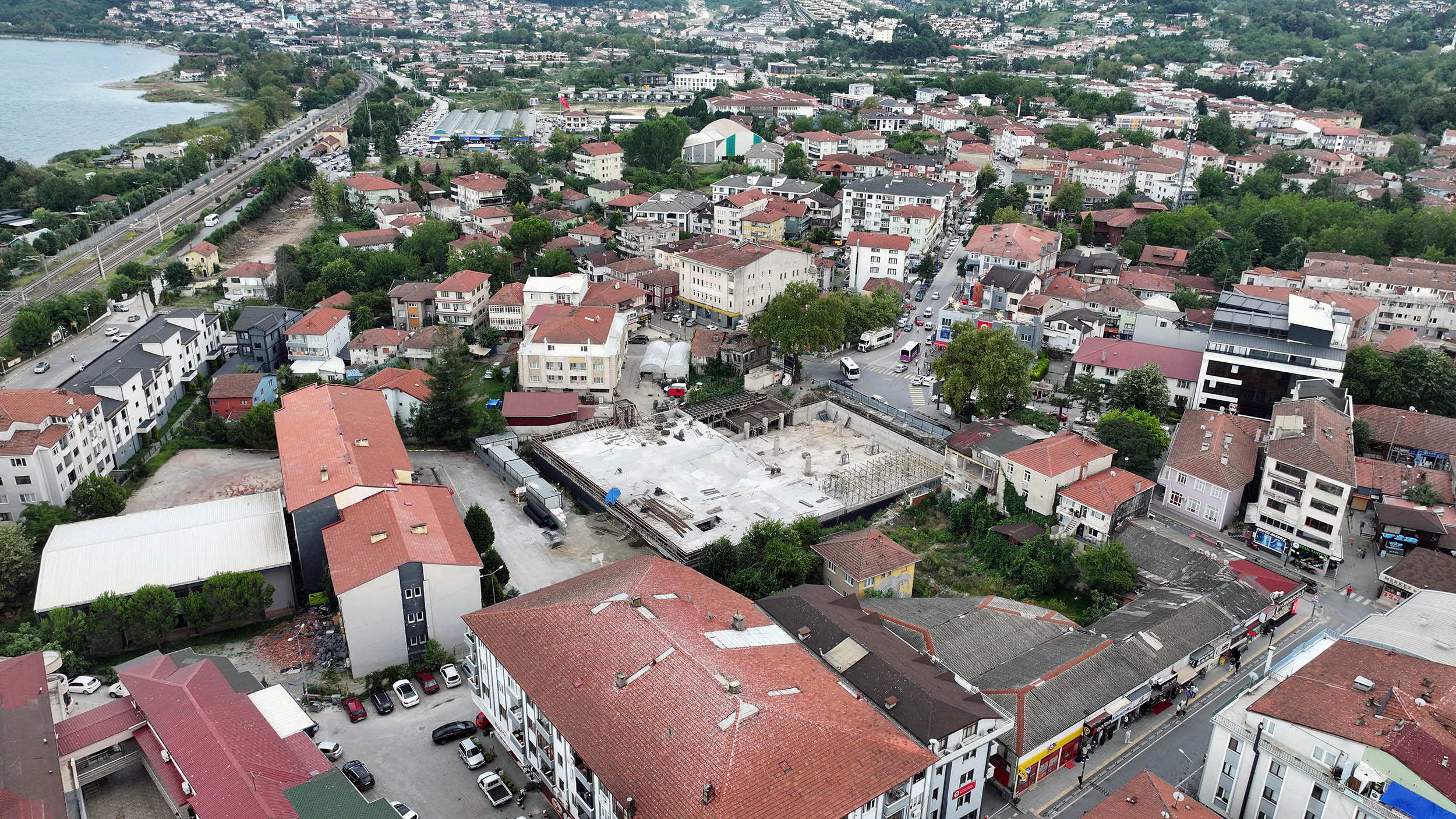Sapanca Meydanı ve spor salonu projeleri hızla ilerliyor