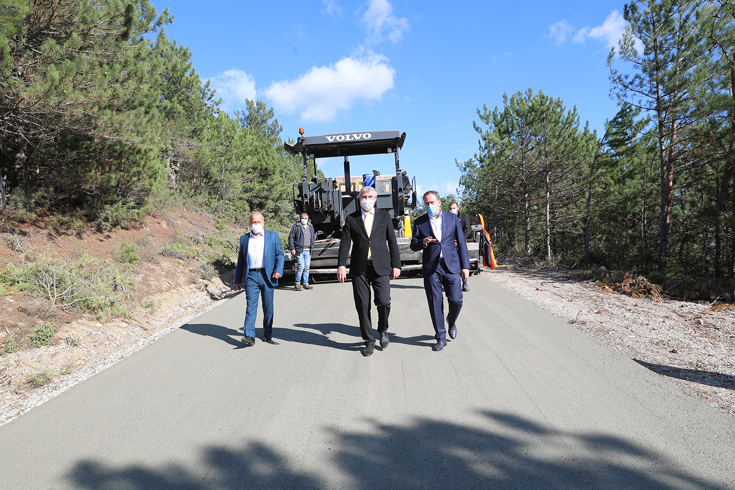 Beton yol çalışmaları Geyve’de sürüyor