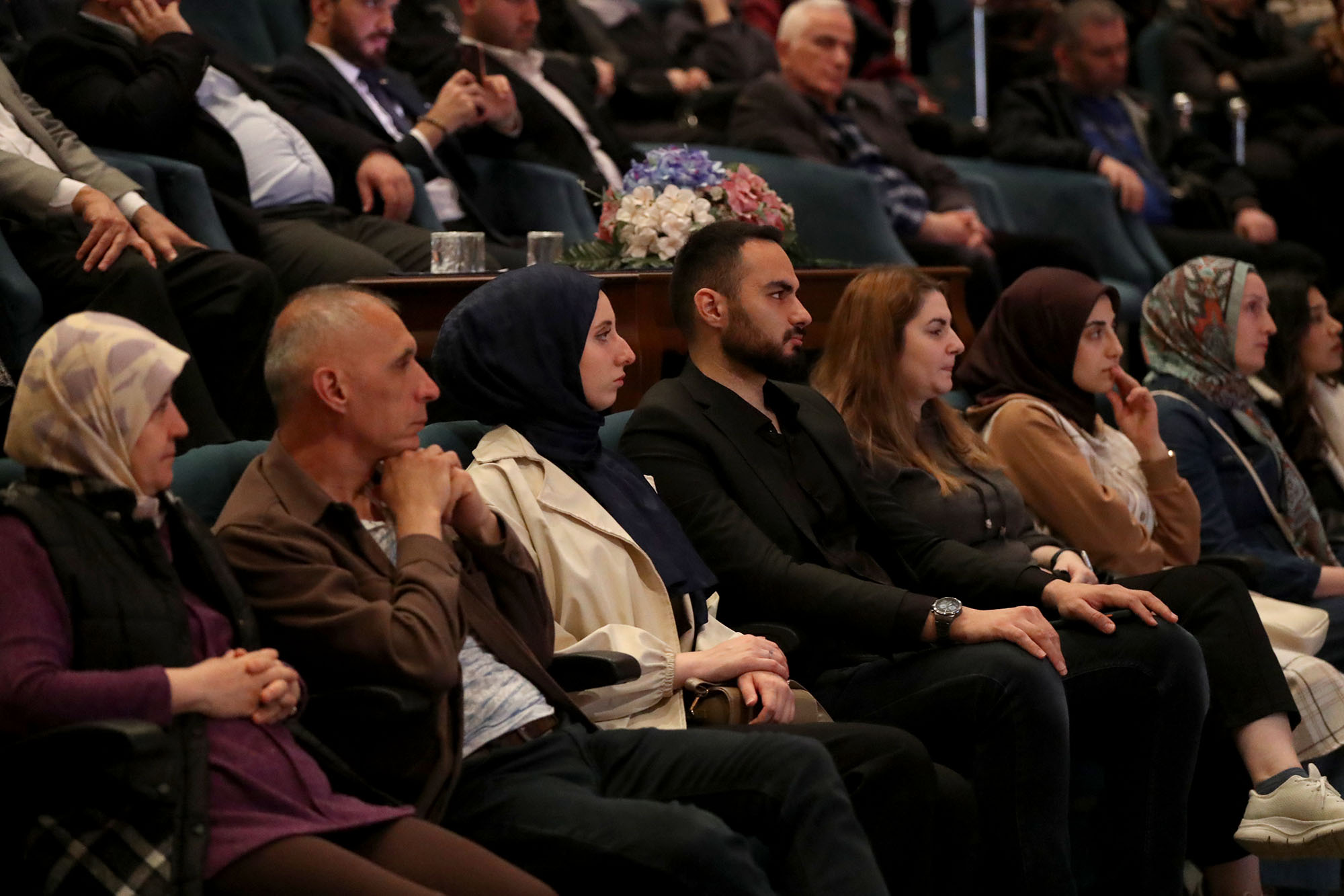 “Geniş olan ahiretin sohbeti ferahlatır”