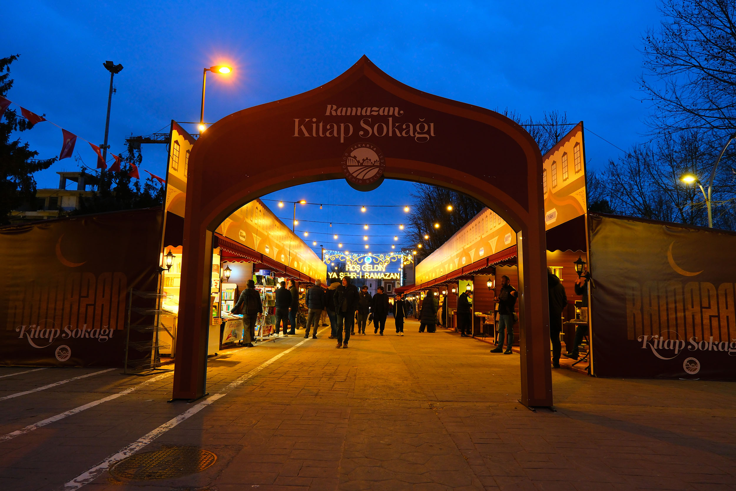 Sakarya’da bir Ramazan klasiği ve Büyükşehir’in geleneği Kitap Sokağı kapılarını açtı