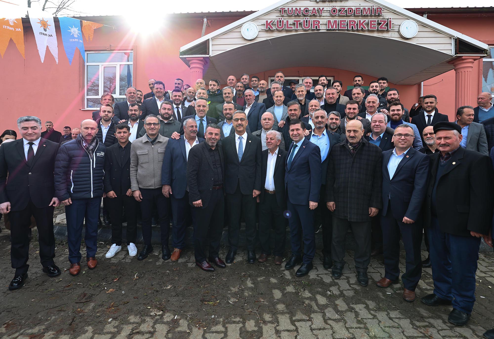 Yusuf Alemdar Karapürçek'te vatandaşla hasret giderdi: “Birlik, beraberlik ve kardeşlikle her mahalleye dokunacağız”