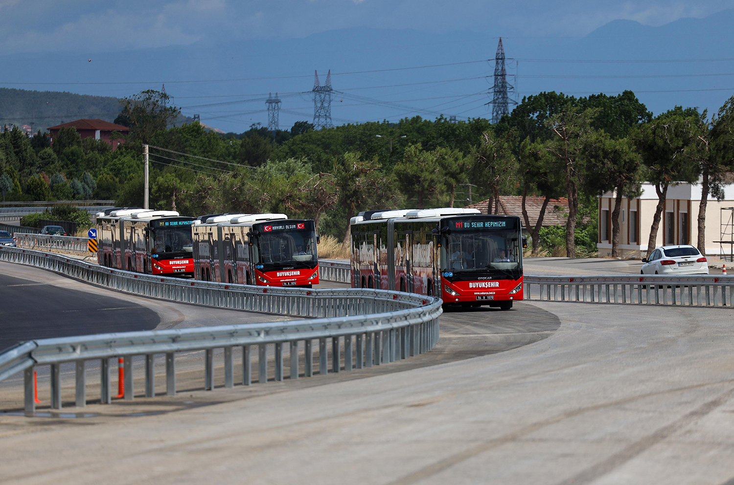 Metrobüsler seferlerine başladı: Büyükşehir detayları açıkladı