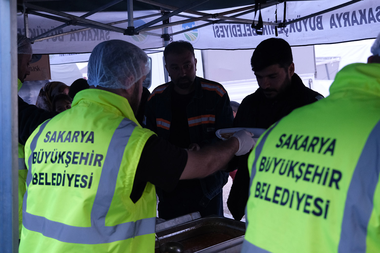 Büyükşehir’den Hatay’a aşevi: Kazanlar günün her saati kaynıyor