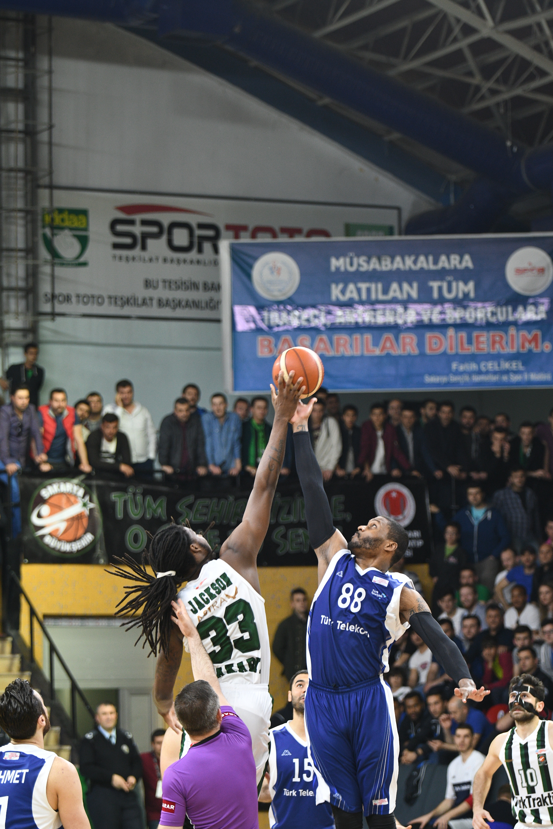 Dev Adamlar seriye galibiyetle başladı