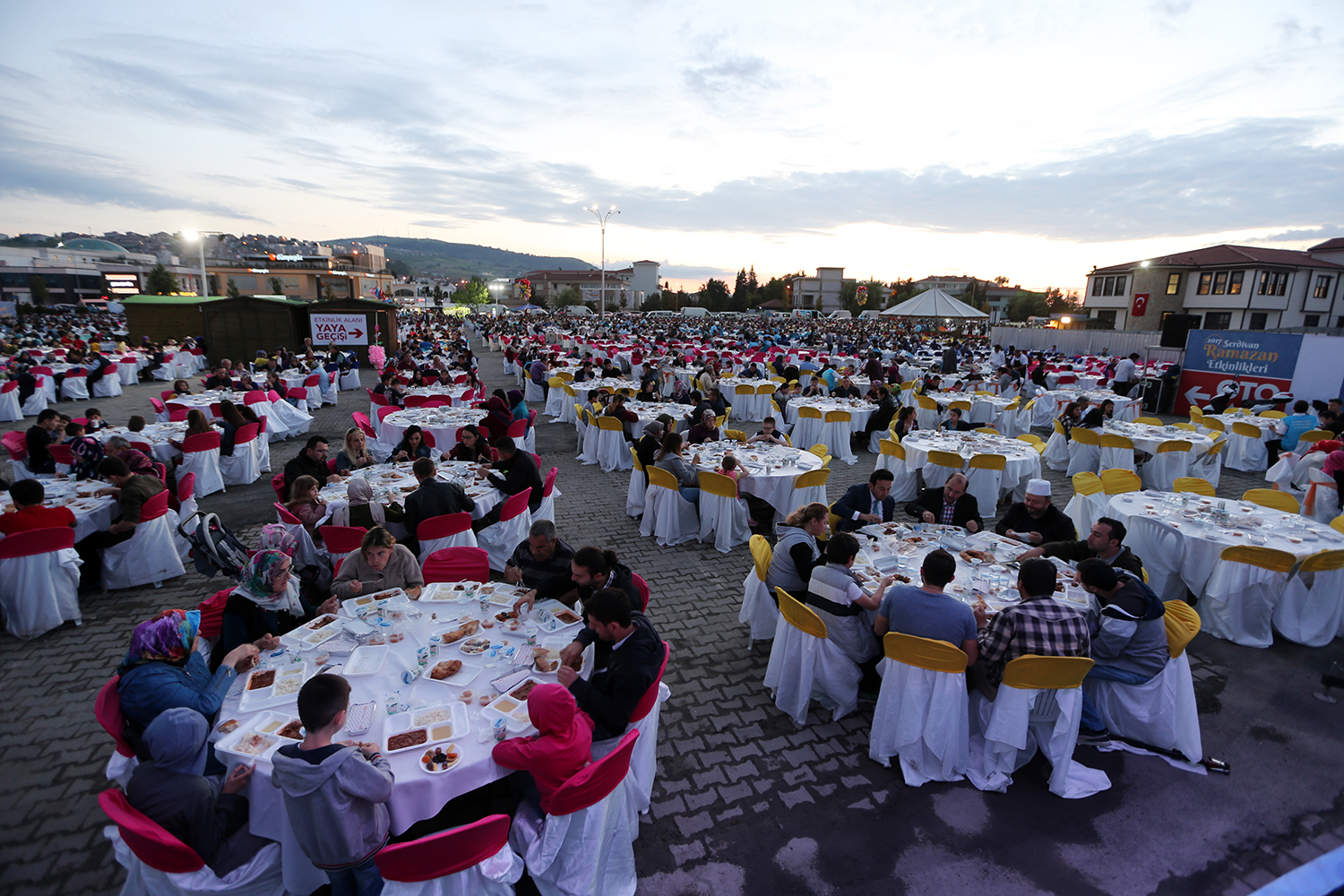 Kardeşlik sofraları Serdivan’da kuruldu