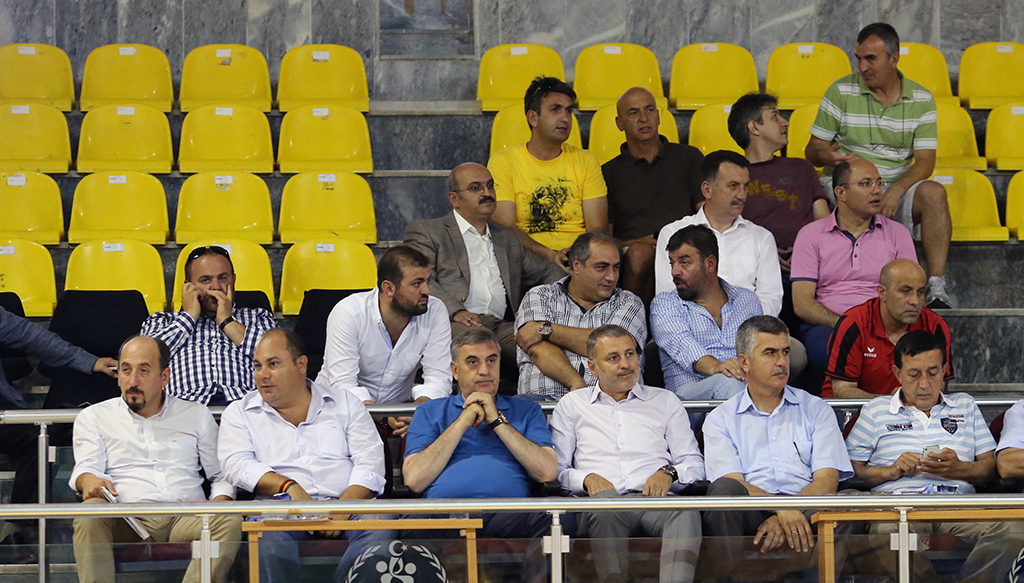 Dev Adamlardan İlk Adım