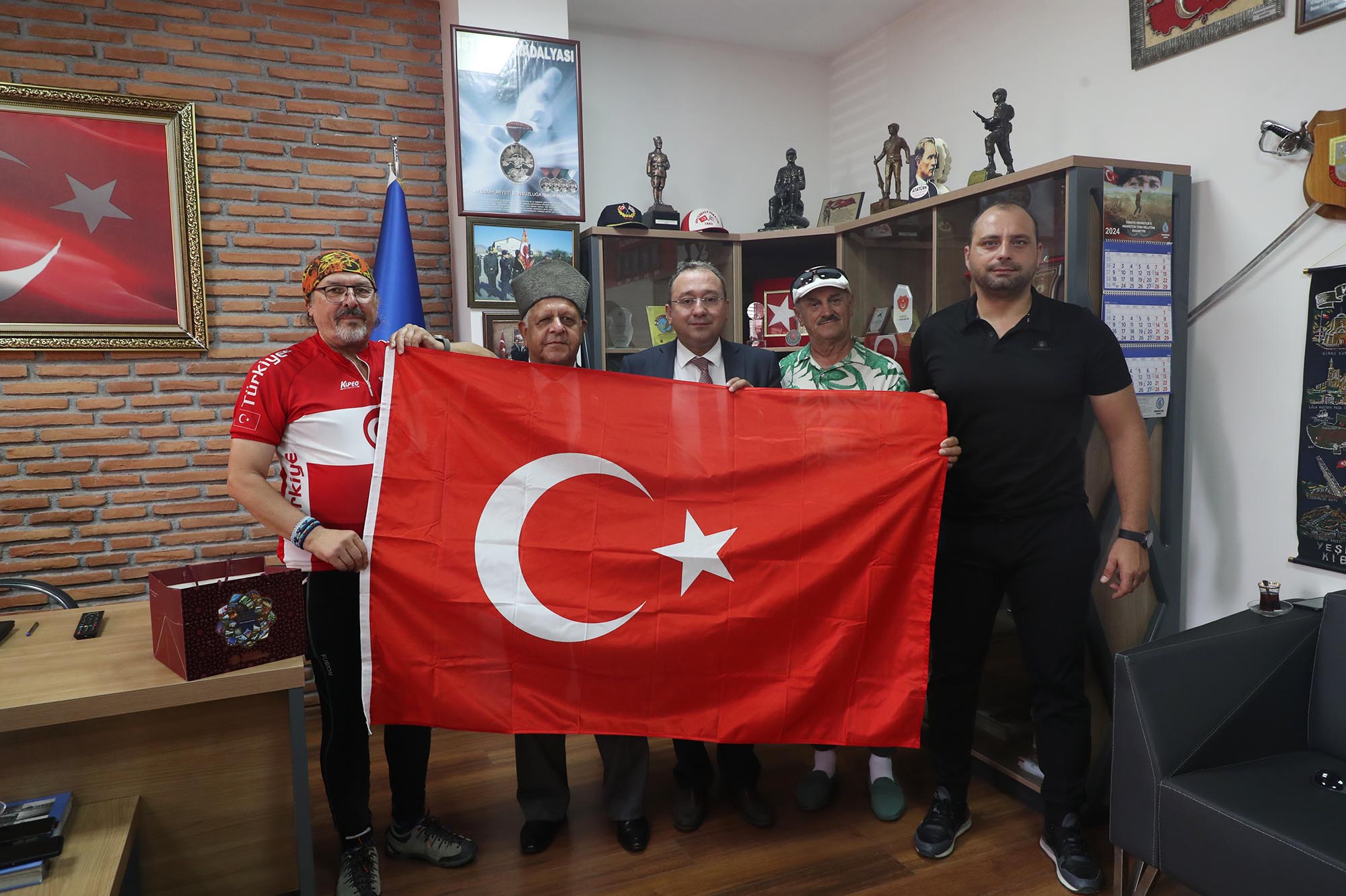 Büyükşehir kahraman gazileri unutmadı: Şanlı Türk Bayrağı hediyesiyle vefa örneği