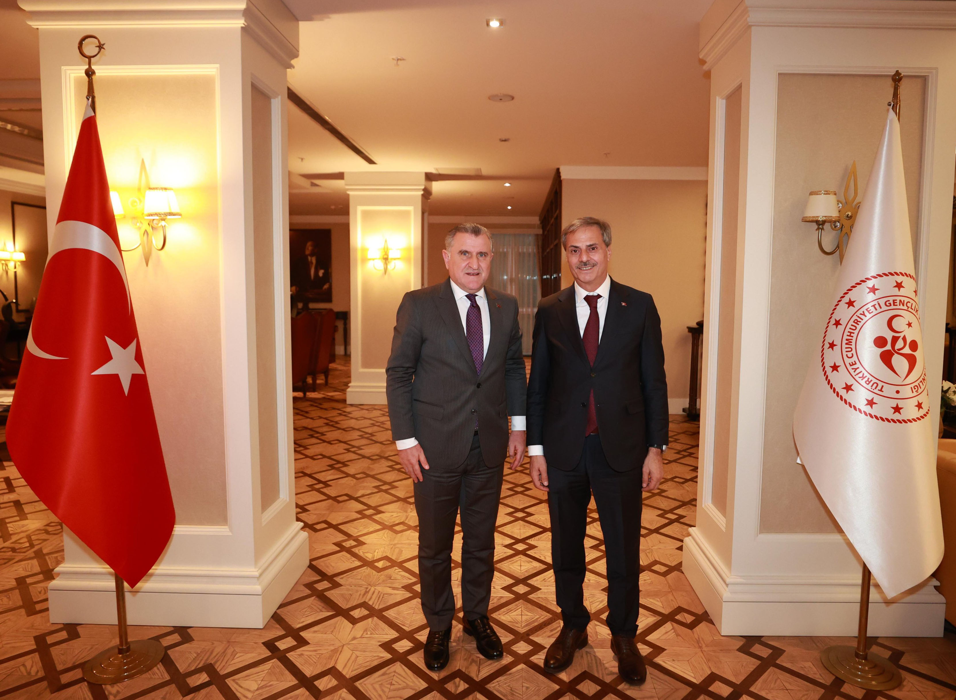 Yusuf Alemdar ‘hayırlı olsun’ diyerek müjdeyi verdi: 2 ilçeye spor salonu ve mahallelere futbol sahası