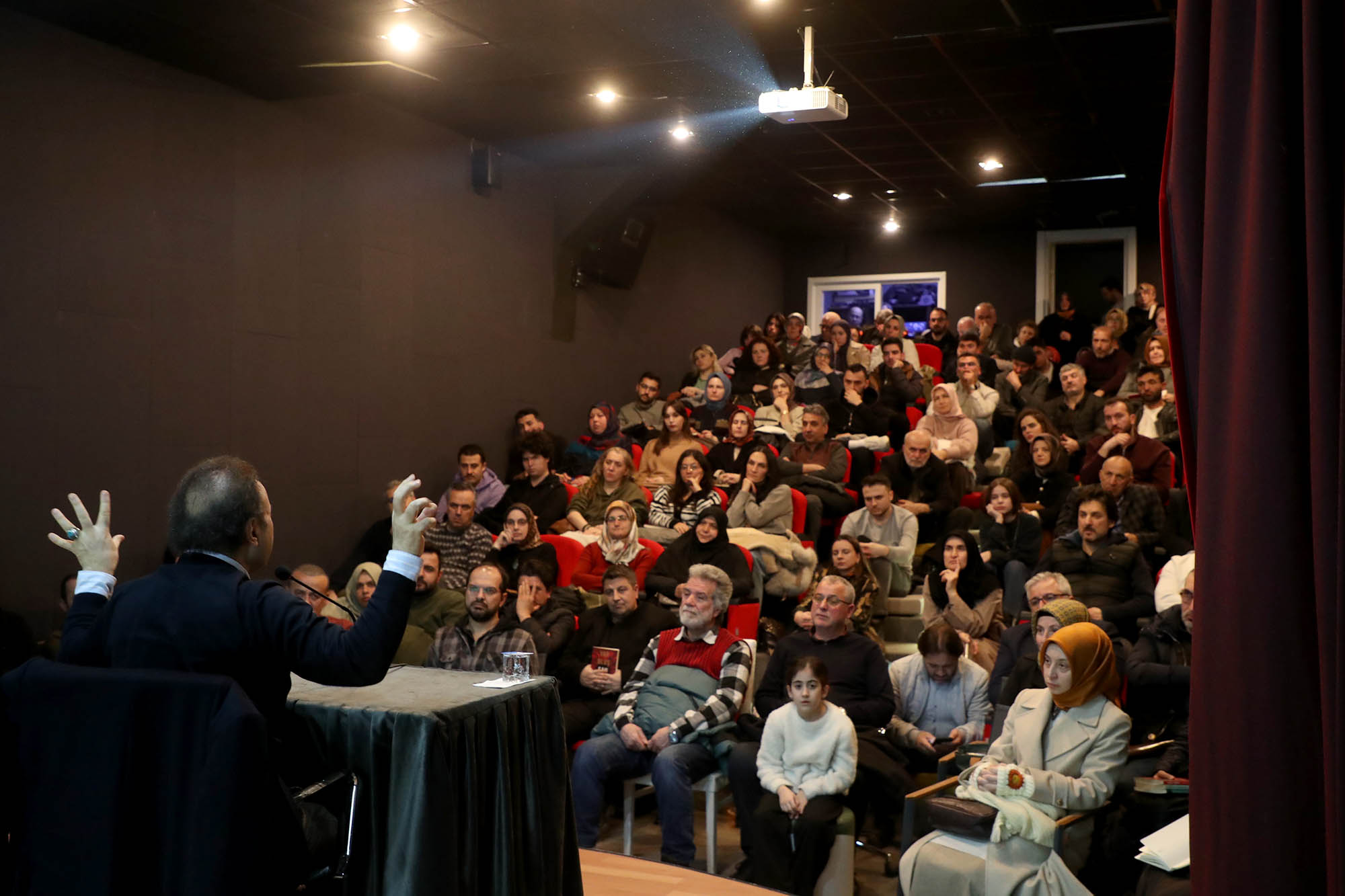 “Gerçek özgürlük, farkında olmadan kabullendiğimiz kalıpları sorgulamakla başlar”