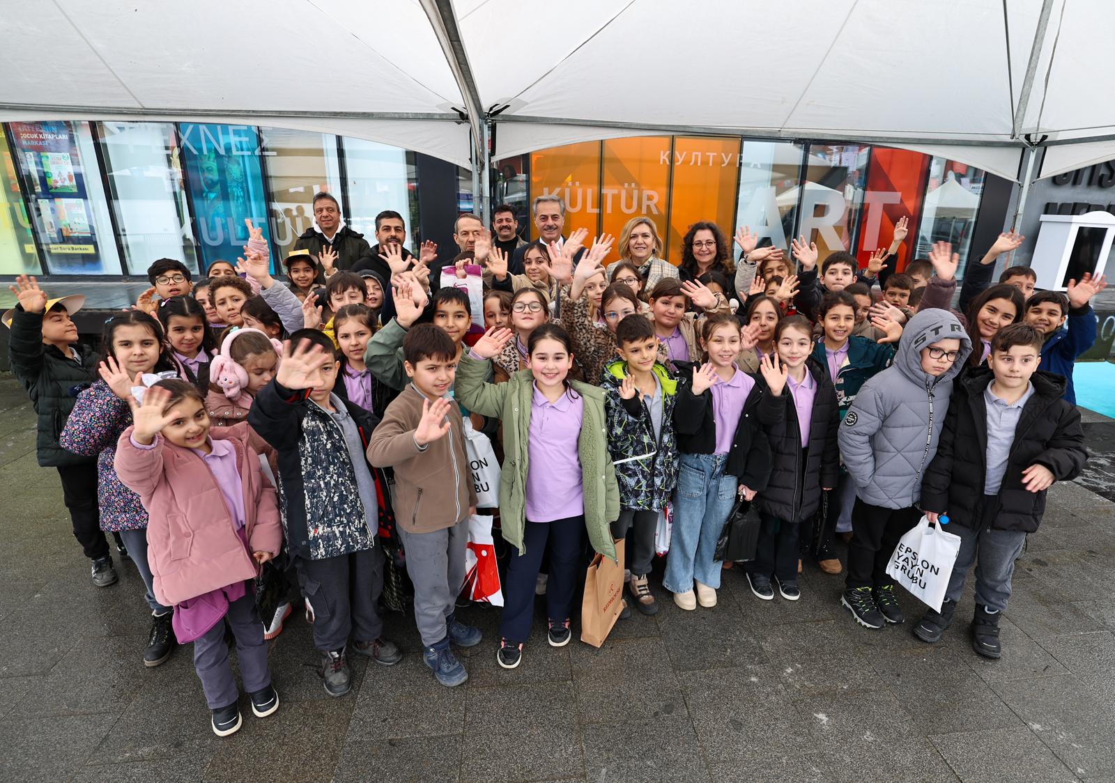 Sakarya'da çocukların 'ufkuna' ışık olacak edebiyat fuarı başladı: İlk günden binlerce misafir akın etti...
