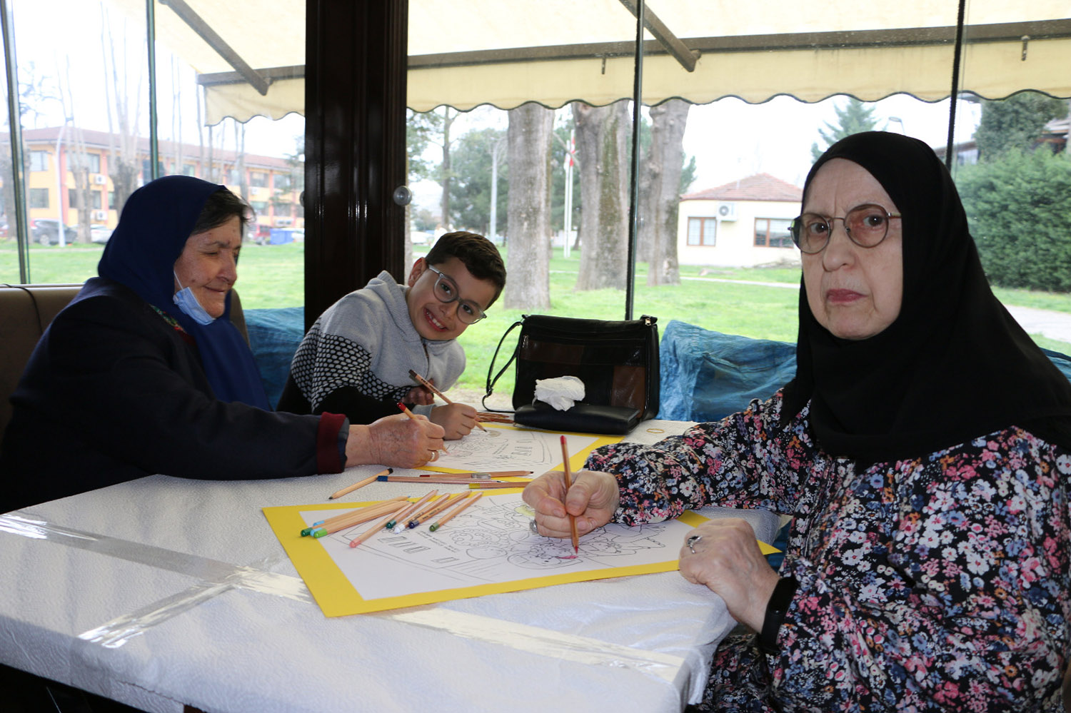 Çocuklar YADEM’de yaşlılarla resim yaptı