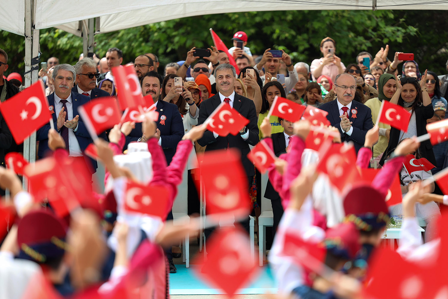 Alemdar miniklerin bayram coşkusuna ortak oldu: “Gözlerinizdeki ışık hiç solmasın”