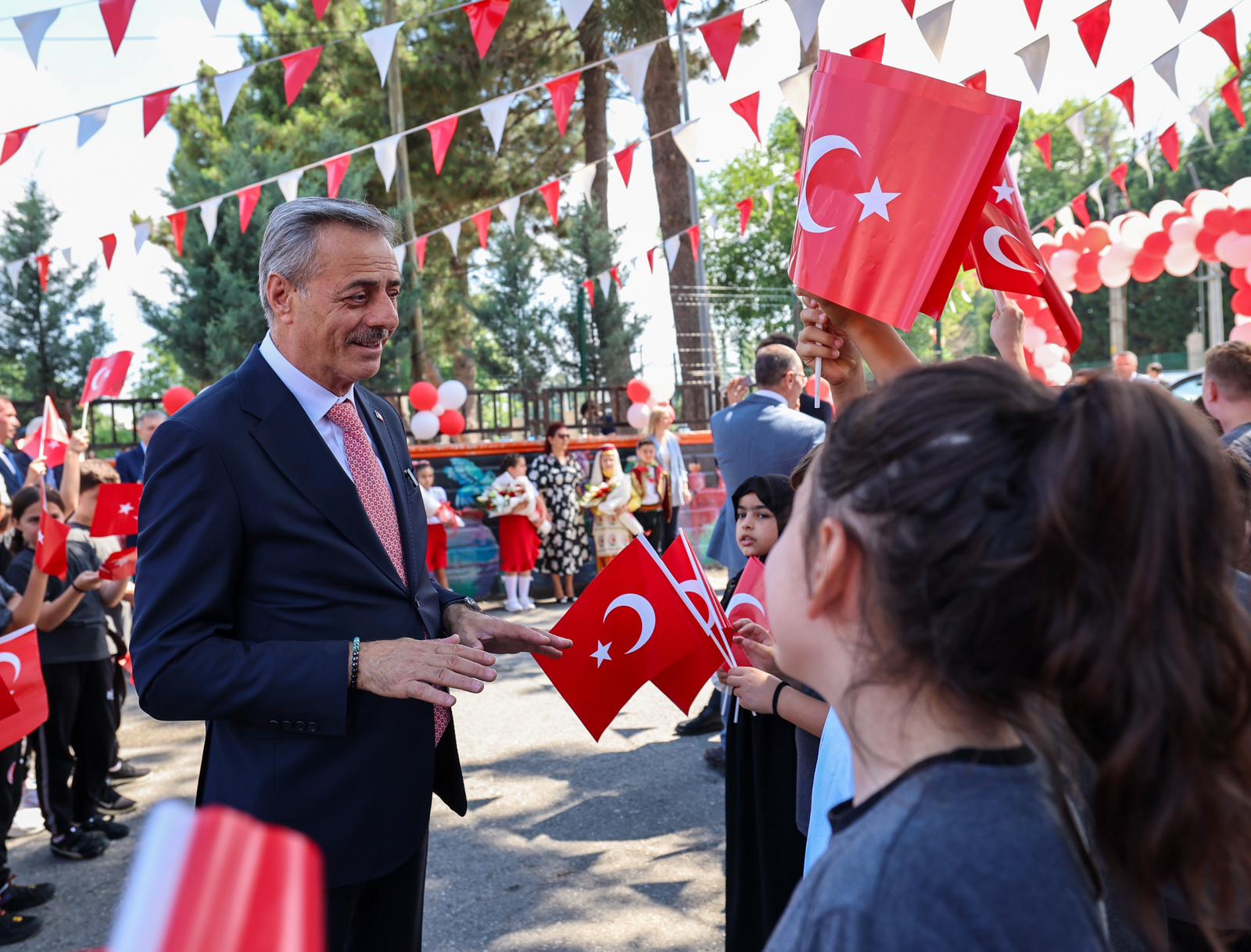 Yusuf Alemdar miniklerin karne heyecanına ortak oldu: “Geleceğin güçlü Türkiye’si için en büyük hazinemizsiniz”