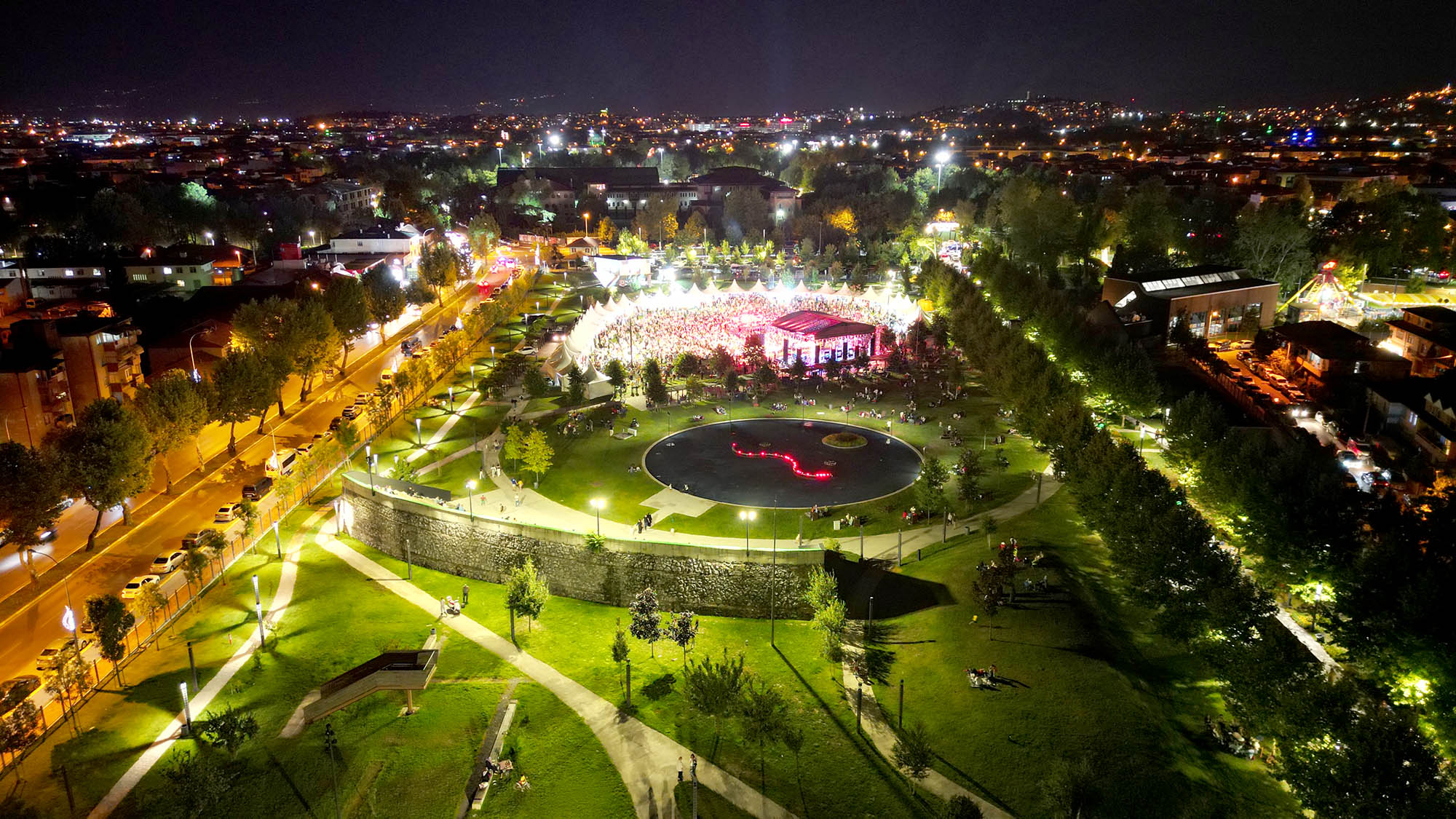 Yazın en büyük festivali şölen tadında başladı: Millet Bahçesi sahne ışıklarıyla aydınlandı