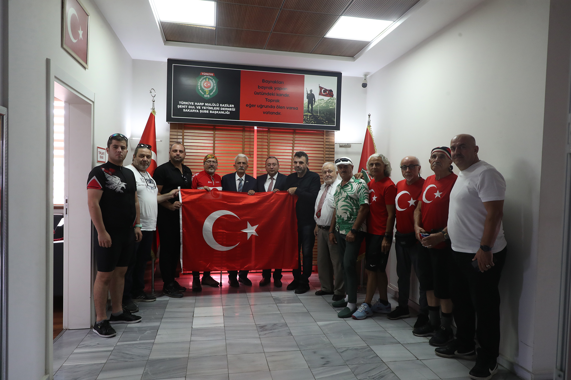 Büyükşehir kahraman gazileri unutmadı: Şanlı Türk Bayrağı hediyesiyle vefa örneği