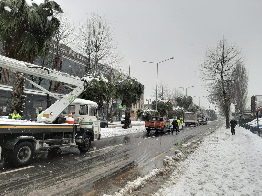 Büyükşehir karla mücadeleyi sürdürüyor