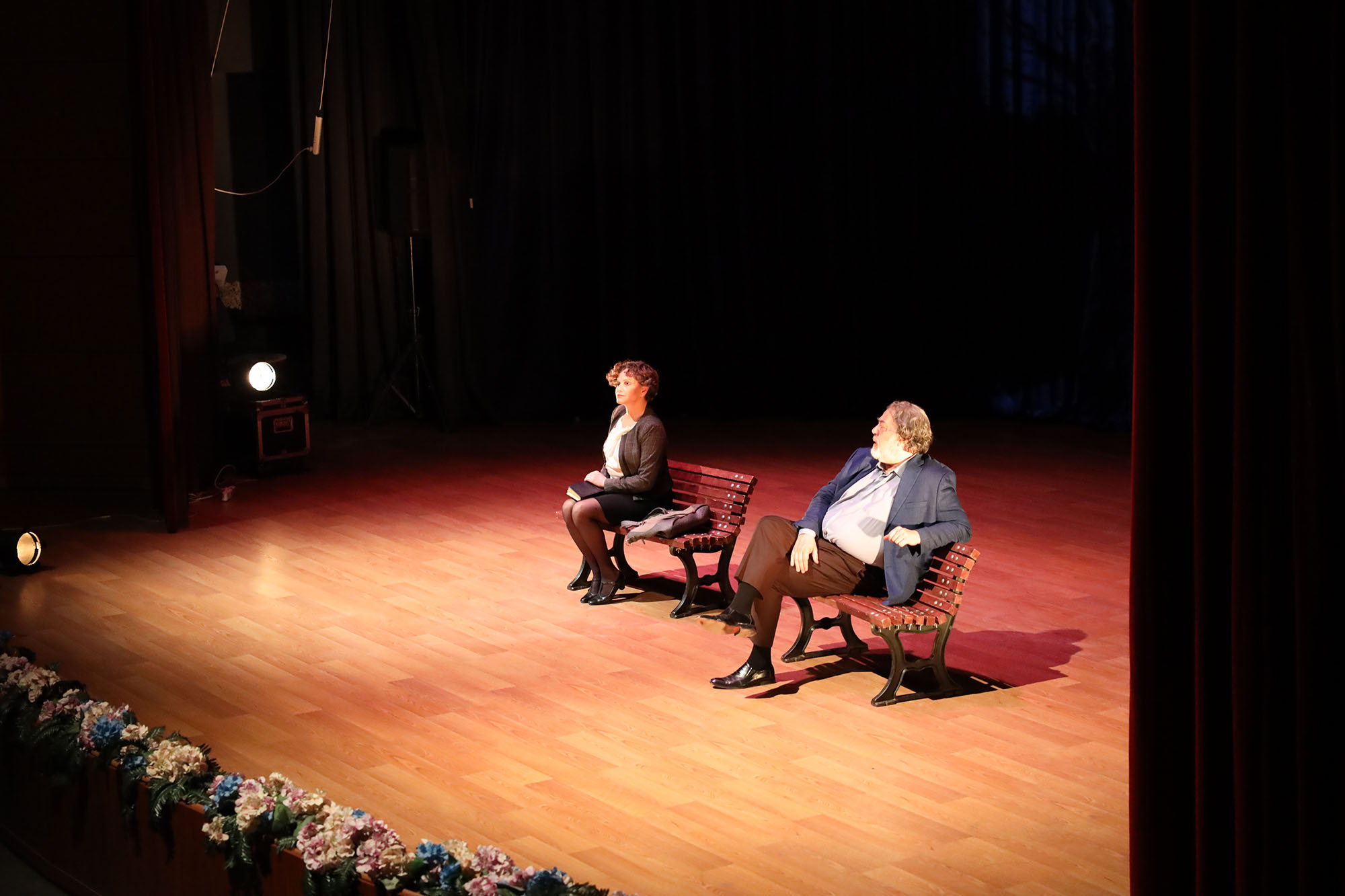 Usta oyunculardan unutulmaz performans: “Güne Bakan Cam Kırıkları”