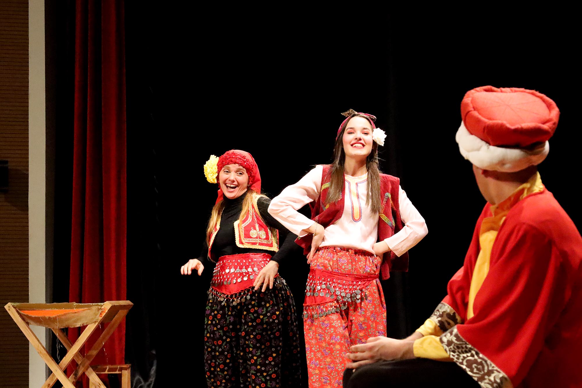 Genç tiyatrocuların sahnesi büyük beğeni topladı