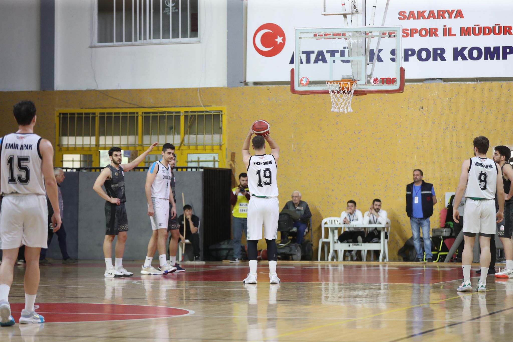 Büyükşehir basketbol taraftarı önünde turu geçti: 81-71