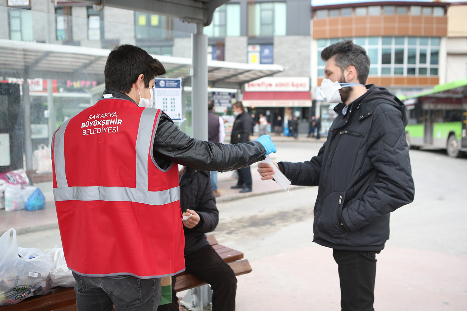 İlçelerde ücretsiz maske dağıtımı devam ediyor