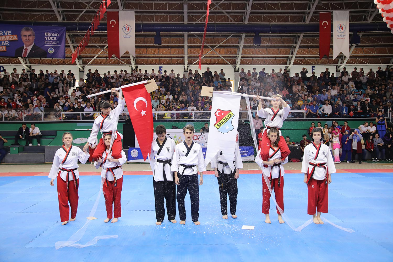 “Gençlerimize her daim inanıyor ve güveniyoruz”